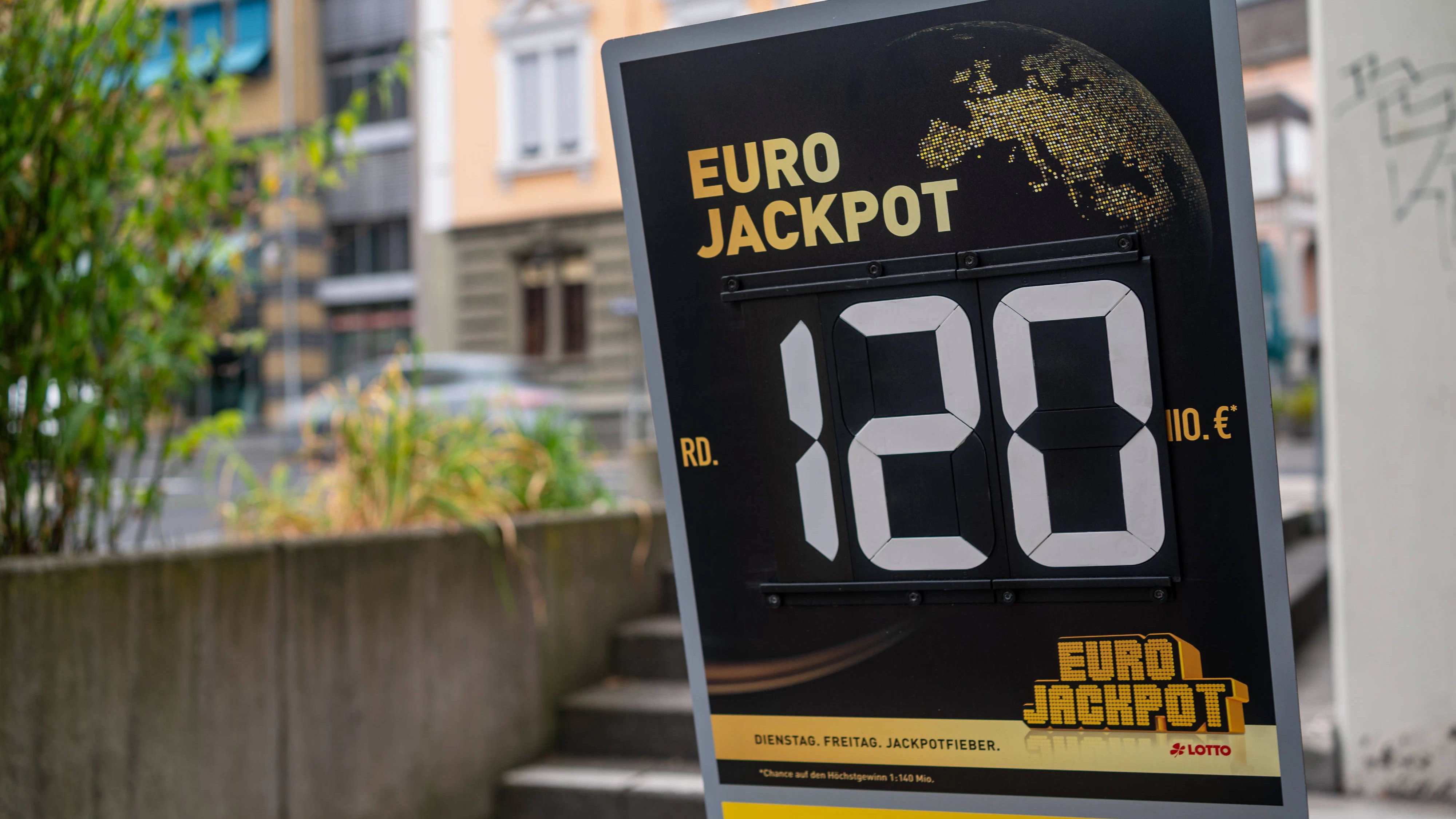 Der Eurojackpot mit prall gefüllten 120 Millionen Euro im Lostopf wurde geknackt.