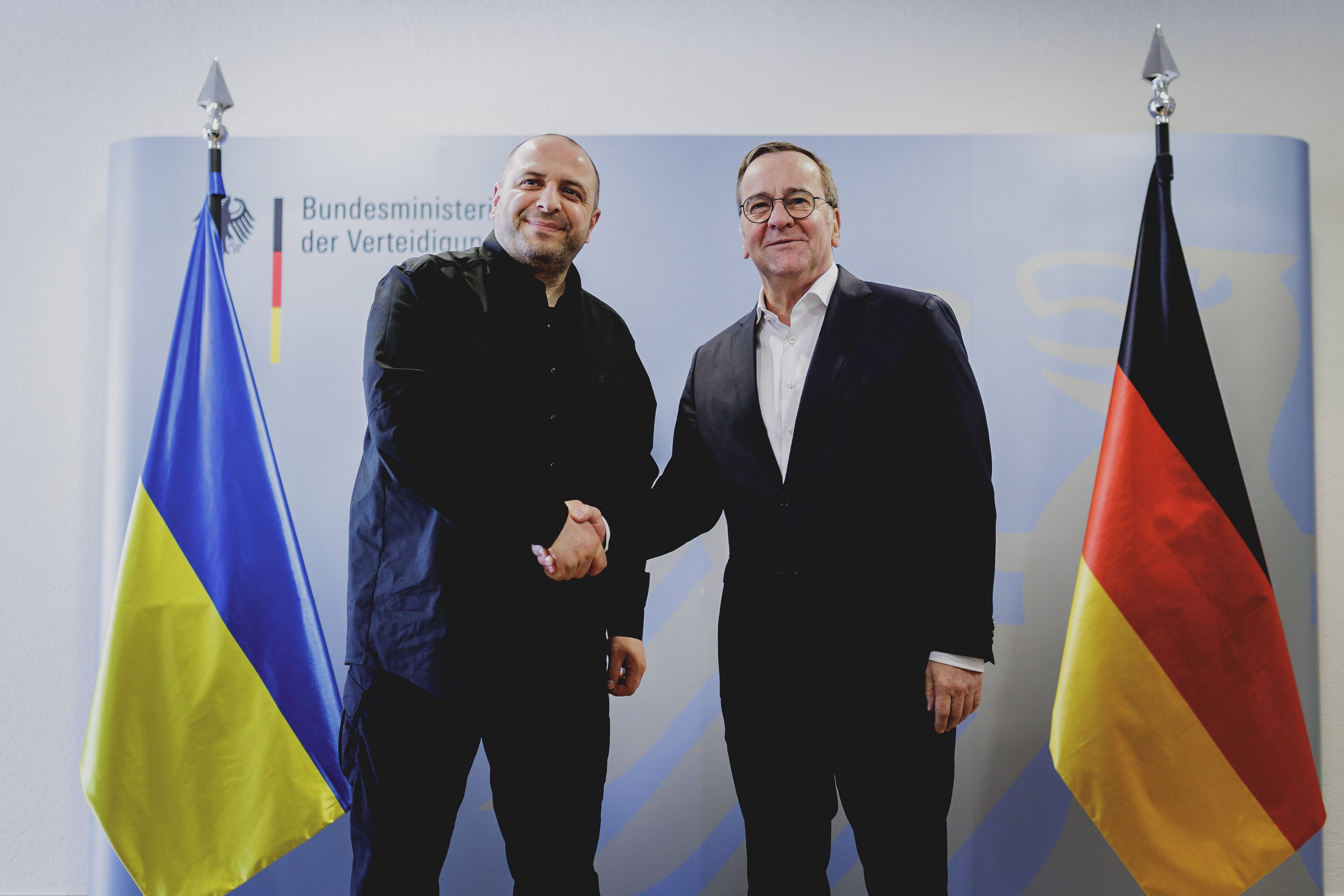 Rustem Umerow (l.) ist Selenskyjs Top-Verhandler und soll jetzt wieder nach Berlin jetten. Im (Archiv-)Bild beim Handshake mit dem deutschen Verteidigungsminister Boris Pistorius (SPD), aufgenommen im Rahmen eines gemeinsamen Treffens am 6. März 2025.