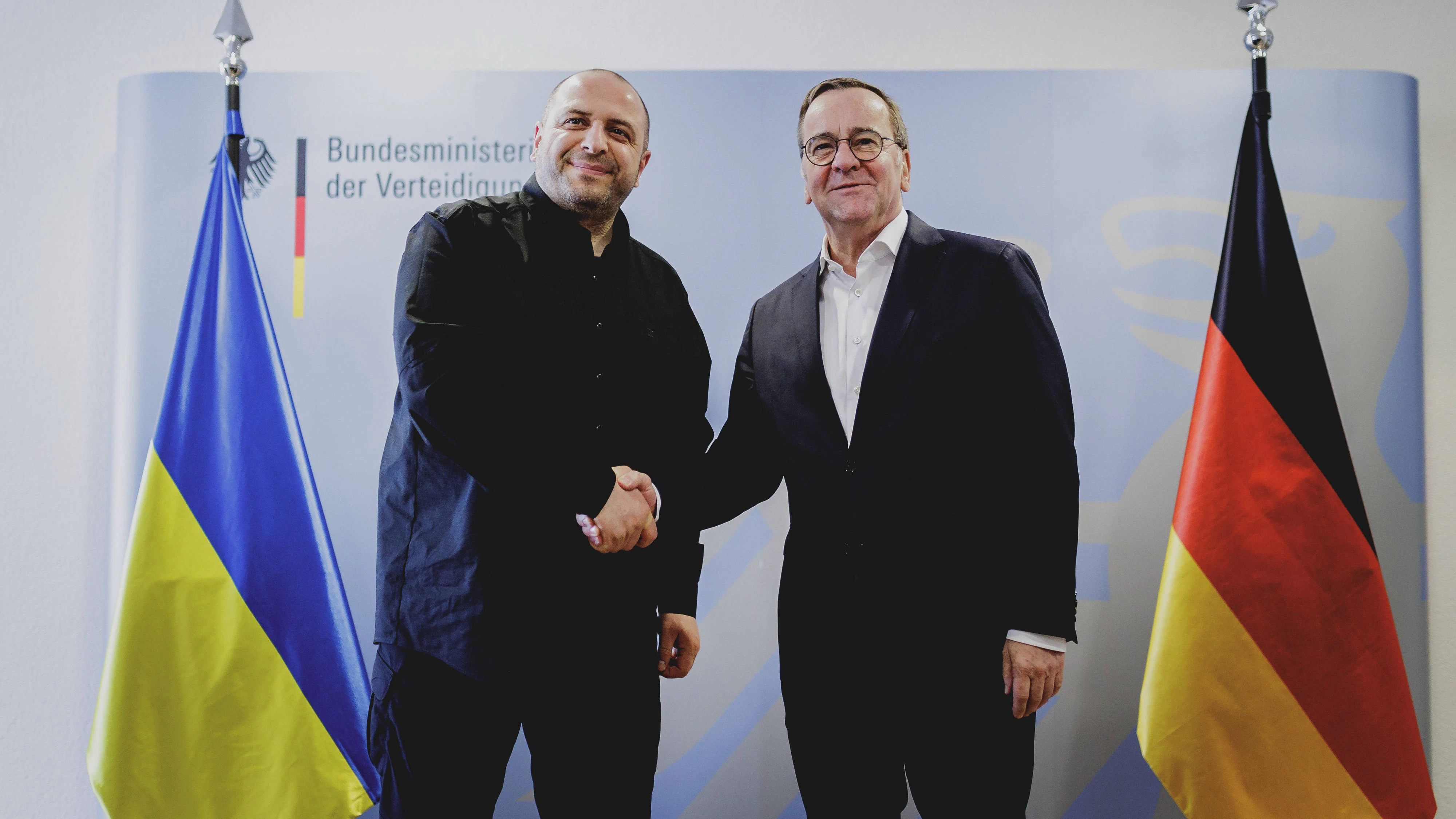 Rustem Umerow ist Selenskyjs Top-Verhandler und soll jetzt wieder nach Berlin jetten. Im Bild beim Handshake mit dem deutschen Verteidigungsminister Boris Pistorius (SPD), aufgenommen im Rahmen eines gemeinsamen Treffens am 6. März 2025.