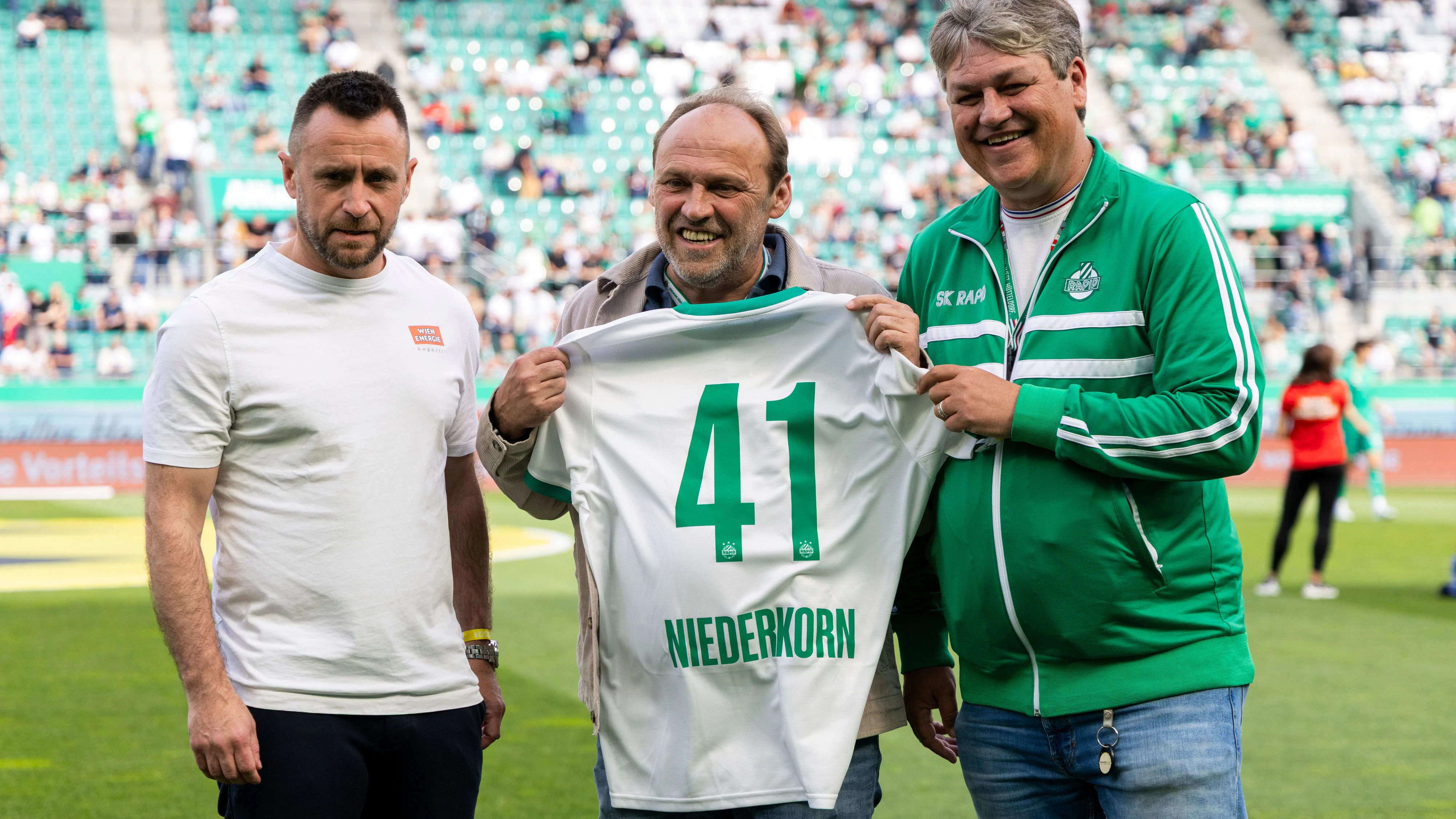 VIENNA,AUSTRIA,10.MAY.26 - SOCCER - ADMIRAL Bundesliga, championship group, SK Rapid Wien vs FK Austria Wien. Image shows manager Steffen Hofmann (Rapid), Adi Niederkorn (ORF) and Peter Klinglmueller (Rapid). Photo: GEPA pictures/ Philipp Brem