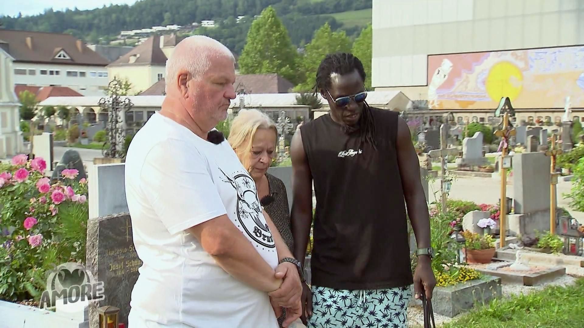 Uschi beim Besuch am Grab ihrer Eltern in Waidhofen an der Ybbs. Oumzy stand ihr in diesem traurigsten Moment immer bei.