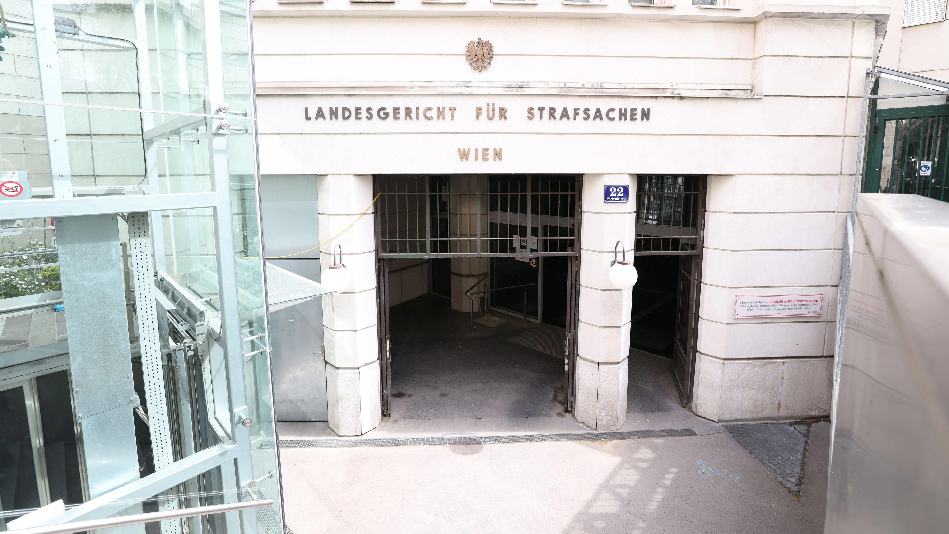 Heute.at - Wiener Polizist verpasst 16-Jähriger eine Ohrfeige