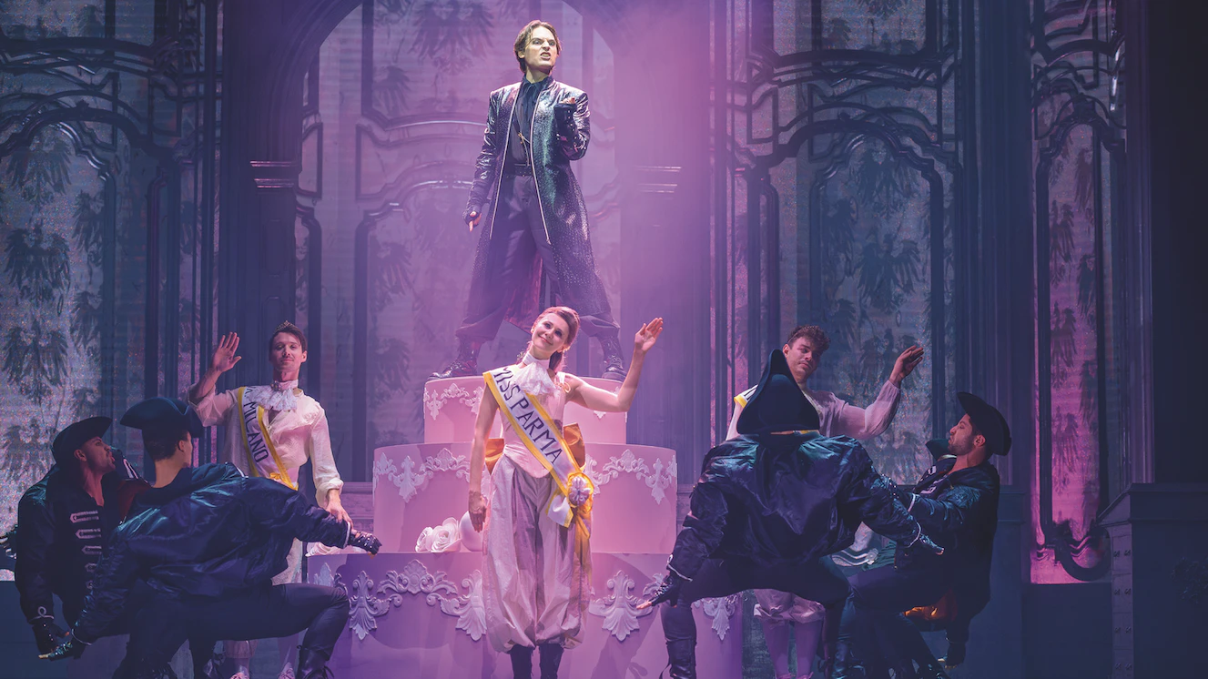Im Musical "Maria Theresia" (hier beim "Heiratsroulette") verkörpert Amélie Polak die "Marie Christine" sowie an ausgewählten Tagen auch die der Monarchin und Protagonistin.