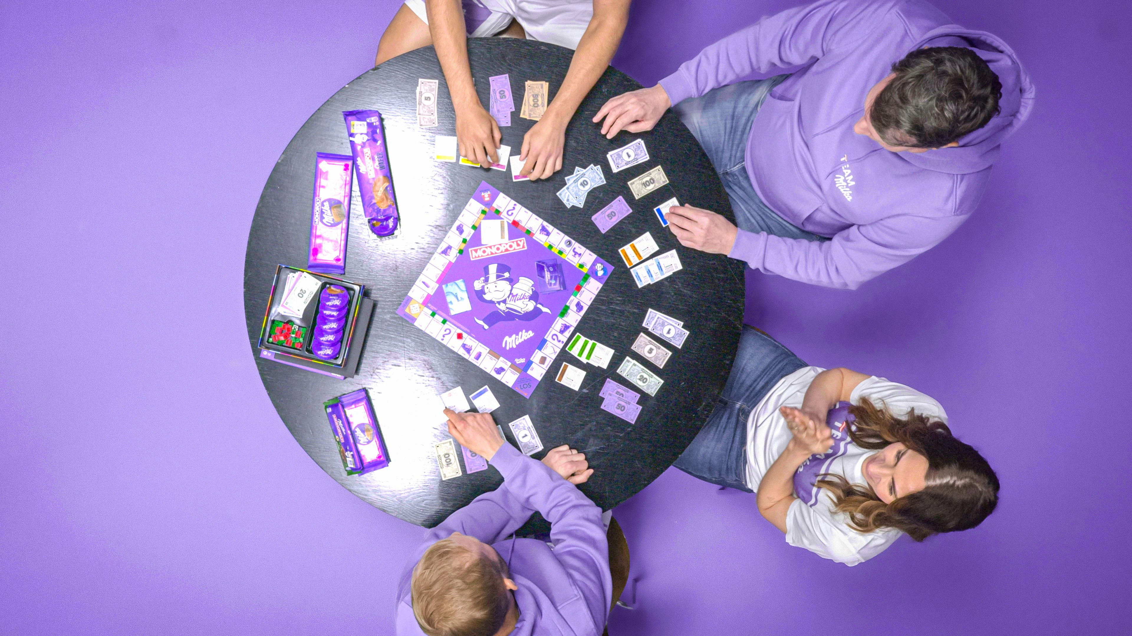 Der Brettspiel-Klassiker MONOPOLYTM ist zum 125. Geburtstag von Milka in dessen typischer lila Farbe gehalten.