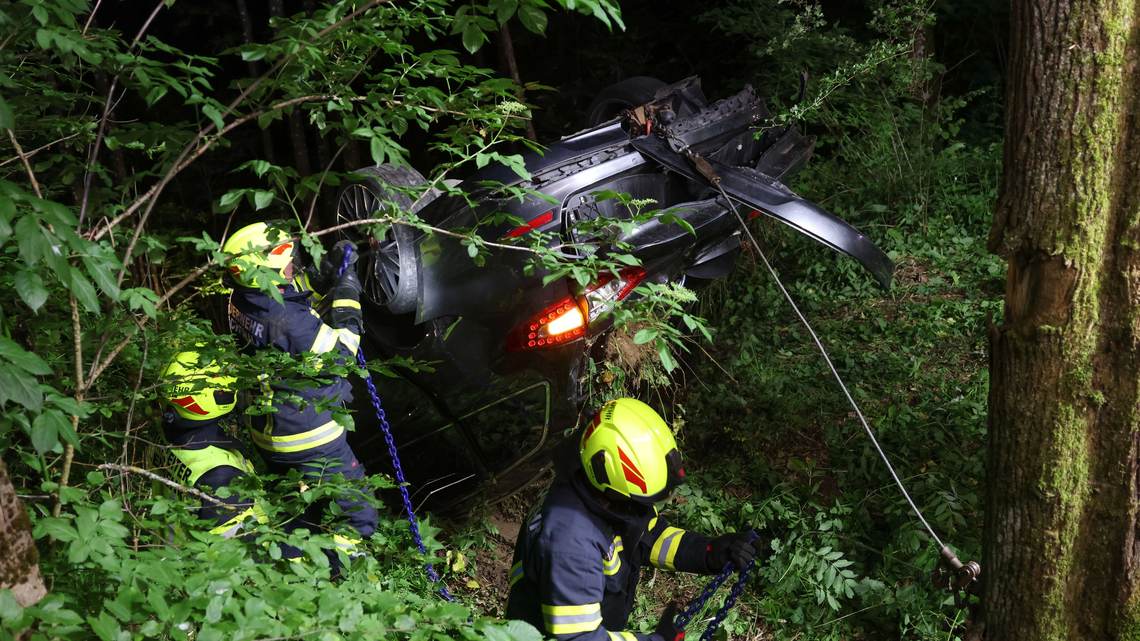 Heute.at - Auf Leitschiene aufgefahren! Auto fliegt durch die Luft