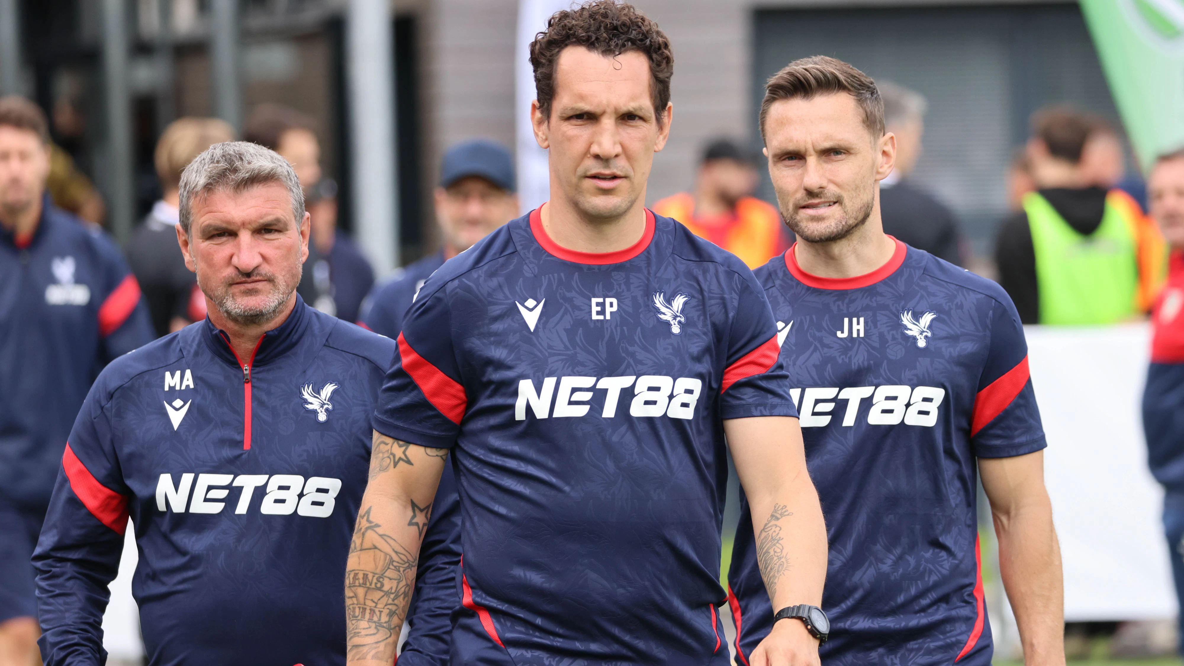 WALS,AUSTRIA,29.JUL.25 - SOCCER - 1. DFL, 1. Deutsche Bundesliga, Premier League, 1. FSV Mainz 05 vs Crystal Palace, test match. Image shows assistant coach Michael Angerschmid, Emanuel Pogatetz and James Holland (Crystal Pallace). Photo: GEPA pictures/ Mathias Mandl