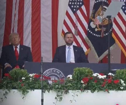 Heute.at - Trump nickt bei Gedenkfeier kurz weg: Langes Blinzeln