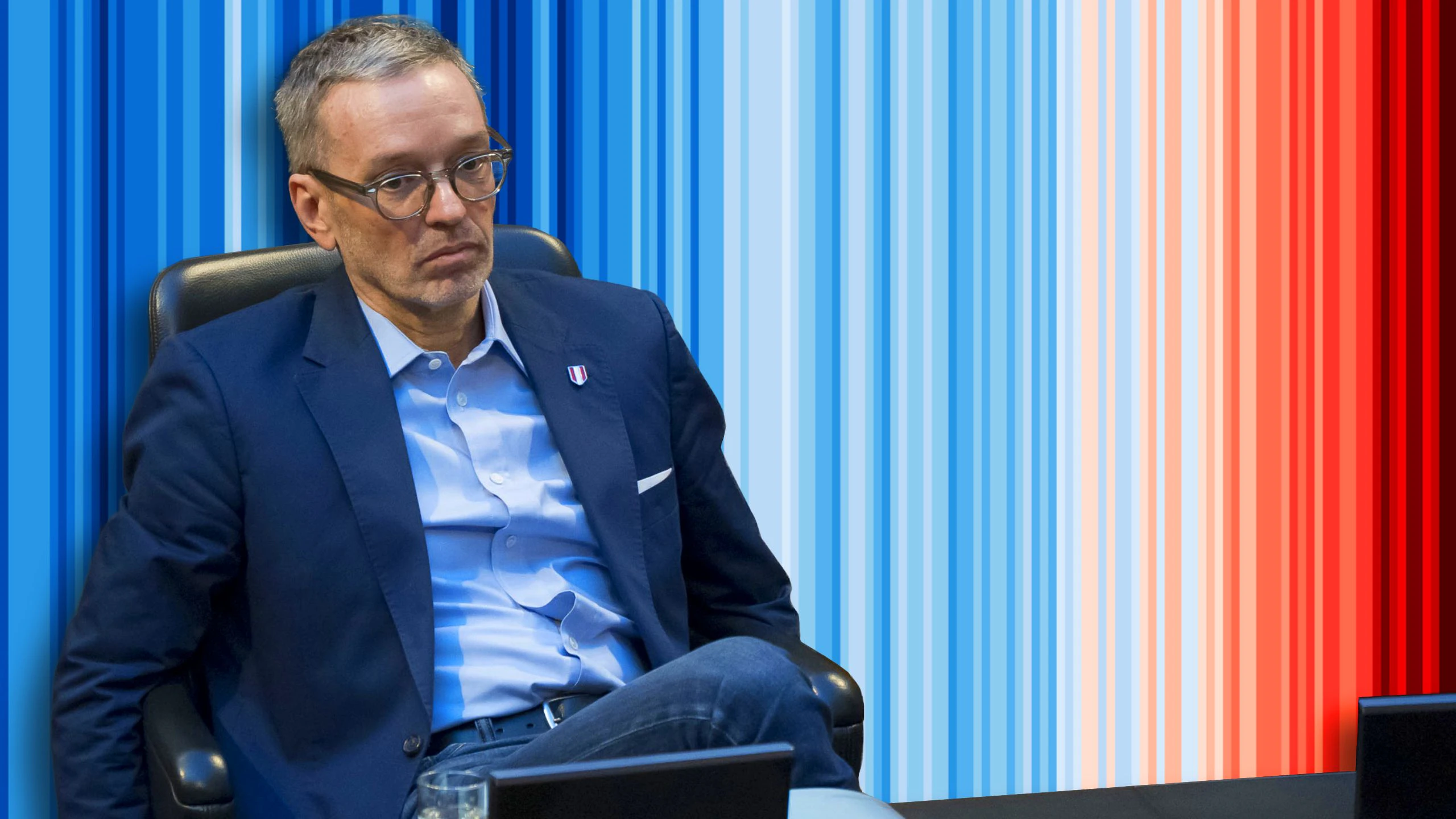 Für Herbert Kickl ist der Klimawandel abgesagt, weil das bisherige "worst case"-Szenario (RCP8.5) bis 2100 unplausibel geworden ist. Warum das ein Trugschluss ist. Die bekannten "Erwärmungsstreifen" zeigen die bisherige globale Erwärmung zwischen 1850 bis 2025 (v.l.n.r.) deutlich. An dem Faktum, dass weiterer Treibhausgasausstoß die Welt weiter erhitzt, ändert der Wegfall von RCP8.5 überhaupt nichts. 