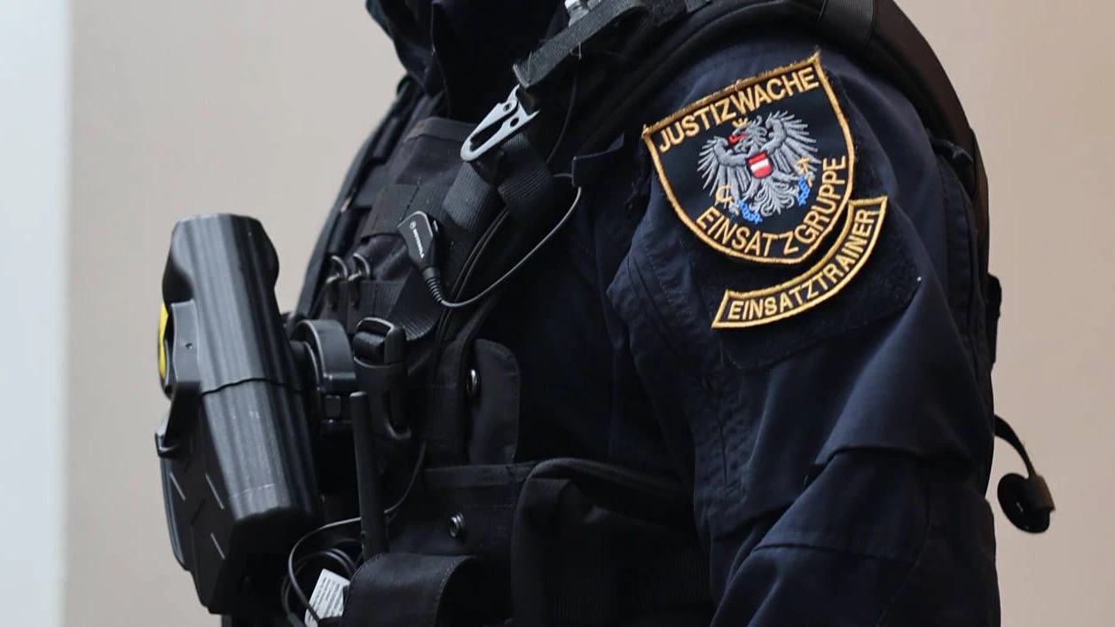 10.08.2023, Ried im Innkreist, AUT, Unterwegs in Oberösterreich, Symbolbild, Themenbild, Verschiedene Themenbilder, Justizwachebeamter, im Bild Beamter, Polizei, Justizwache, JVA, Justizwachebedienstete, Justizwachebediensteter, Waffe, Digital Funk, Digitalfunk, Eingang Schwurgerichtssaal, Symbolbild, Verhandlung, Straftäter, Gefängnis, Wache, *** 10 08 2023, Ried im Innkreist, AUT, Unterwegs in Oberösterreich, Symbolbild, Themenbild, Verschiedene Themenbilder, Justizwachebeamter, im Bild Beamter, Polizei, Justizwache, JVA, Justizwachebedienstete, Justizwachebediensteter, Waffe, Digital Funk, Digitalfunk, Eingang Schwurgerichtssaal, Symbolbild, Verhandlung, Straftäter, Gefängnis, Wache,