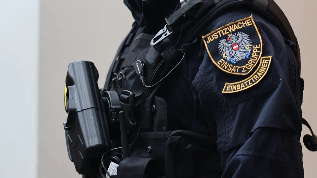 10.08.2023, Ried im Innkreist, AUT, Unterwegs in Oberösterreich, Symbolbild, Themenbild, Verschiedene Themenbilder, Justizwachebeamter, im Bild Beamter, Polizei, Justizwache, JVA, Justizwachebedienstete, Justizwachebediensteter, Waffe, Digital Funk, Digitalfunk, Eingang Schwurgerichtssaal, Symbolbild, Verhandlung, Straftäter, Gefängnis, Wache, *** 10 08 2023, Ried im Innkreist, AUT, Unterwegs in Oberösterreich, Symbolbild, Themenbild, Verschiedene Themenbilder, Justizwachebeamter, im Bild Beamter, Polizei, Justizwache, JVA, Justizwachebedienstete, Justizwachebediensteter, Waffe, Digital Funk, Digitalfunk, Eingang Schwurgerichtssaal, Symbolbild, Verhandlung, Straftäter, Gefängnis, Wache,