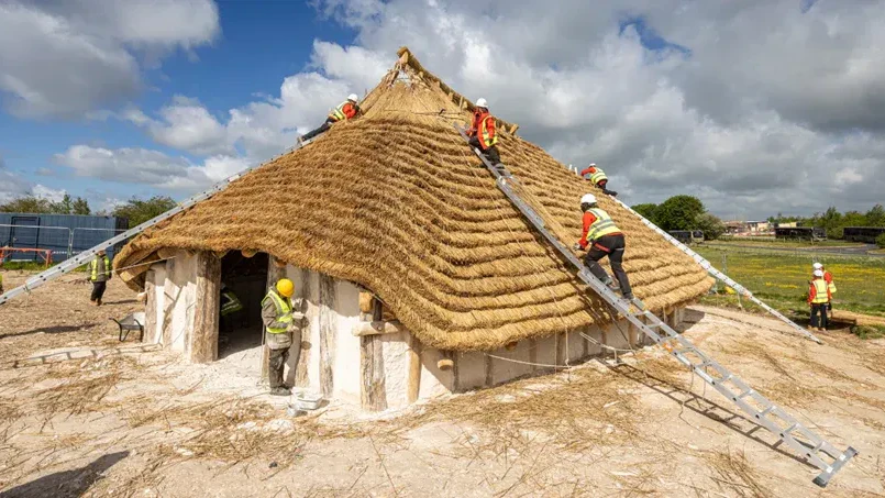 Freiwillige bauen Stonehenge-Halle nach