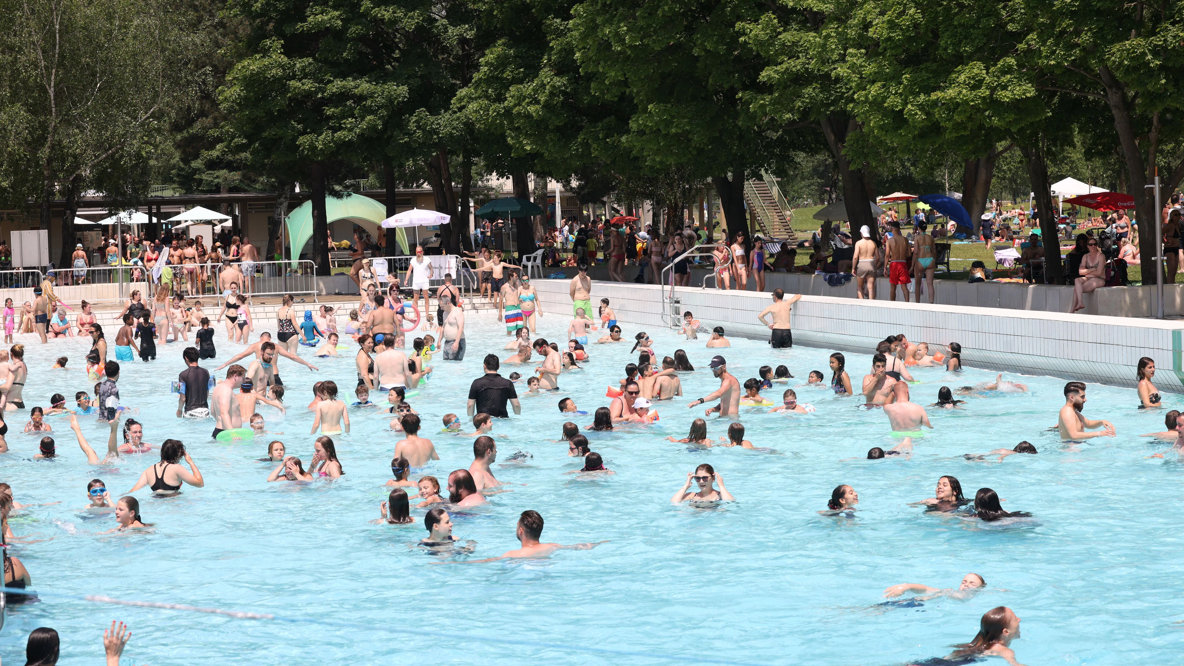 20210617 / baden sommer sonne gänsehäufel voll anstellen schwimmbad schwimmbecken / foto: denise auer / tageszeitung heute