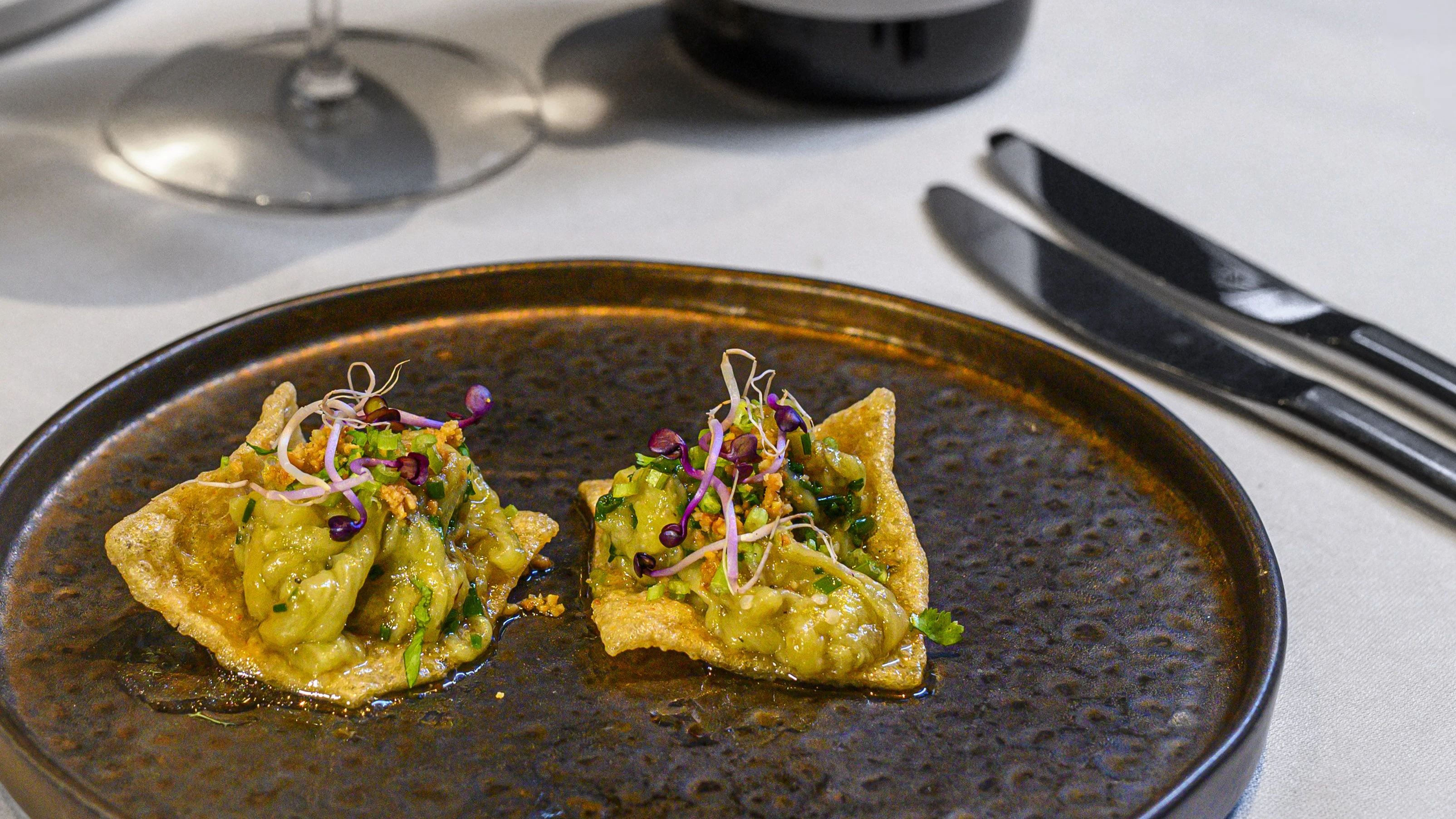 Ein Gericht als Kindheitserinnerung ist „Cà tím xào“: eine gegrillte Aubergine, die Robert Nguyen auf einen Krabbenchip setzt und mit gehackten Korianderstängeln verfeinert.