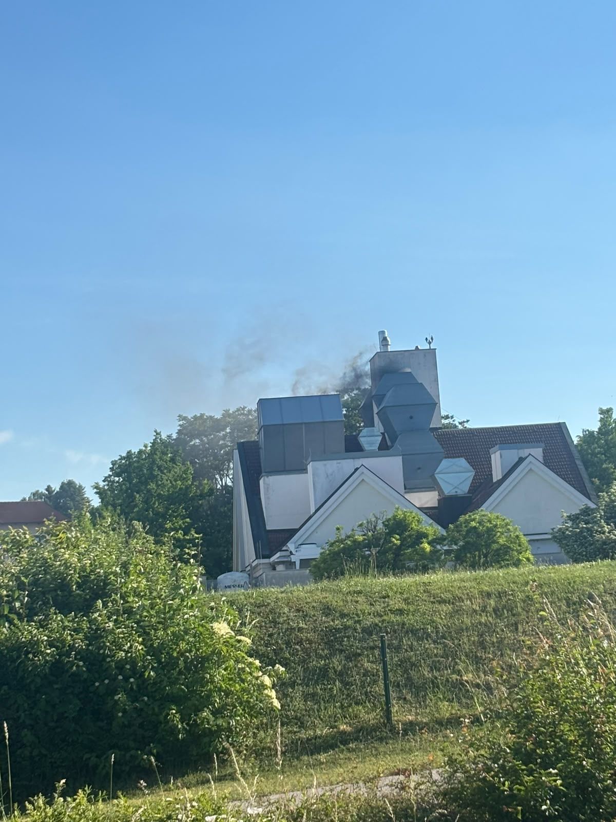 In einem Nebengebäude des Landesklinikums Hollabrunn begann es am 25. Mai zu brennen.