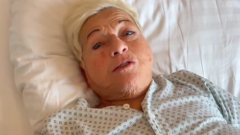 Jazz Gitti liegt im Krankenhaus.