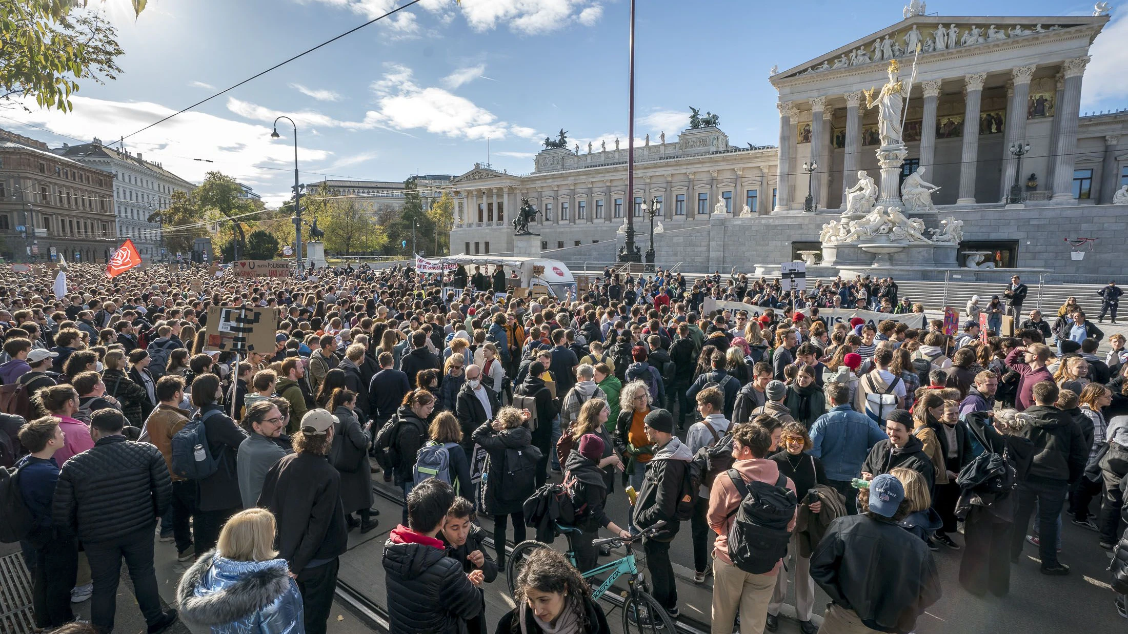Heute.at - Demos gegen Uni-Kürzungen legen Wiener Innenstadt lahm
