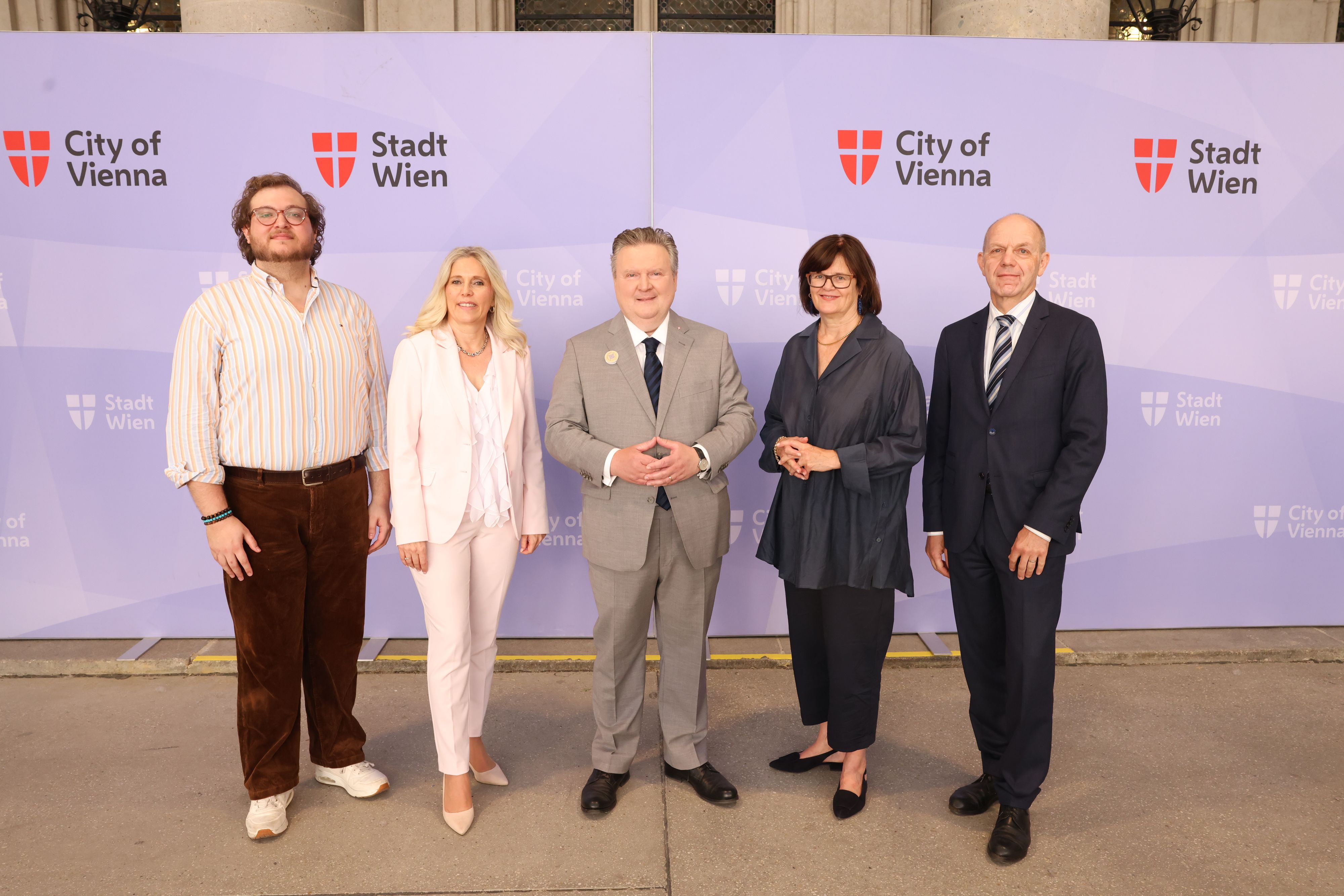 (v.l.) Sebastian Gruber (Lehrberuf.info), Doris Burgemeister (Städtebund), Bürgermeister Michael Ludwig, Petra Draxl (AMS) und Thomas Weninger (Städtebund),