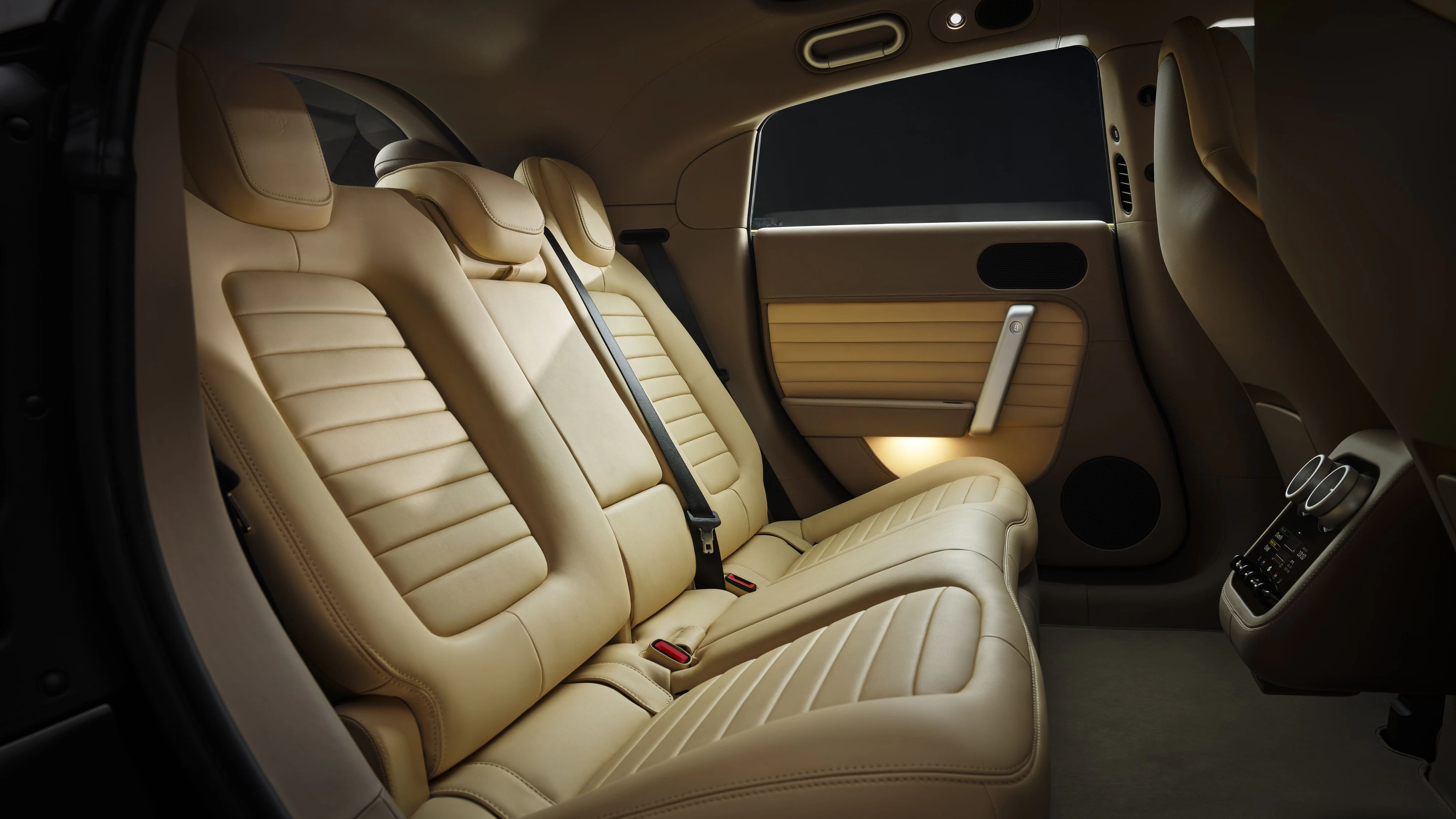 In den Ferrari "Luce" wurde ein High-End-Audiosystem mit 21 Lautsprecher verbaut