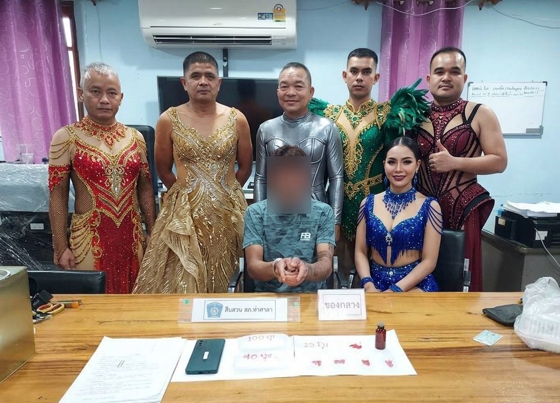 Als Drag Queens verkleidet schnappten fünf Beamte sowie eine Beamtin einen Drogendealer auf einer Straßenparade in der thailändischen Stadt Tha Luang