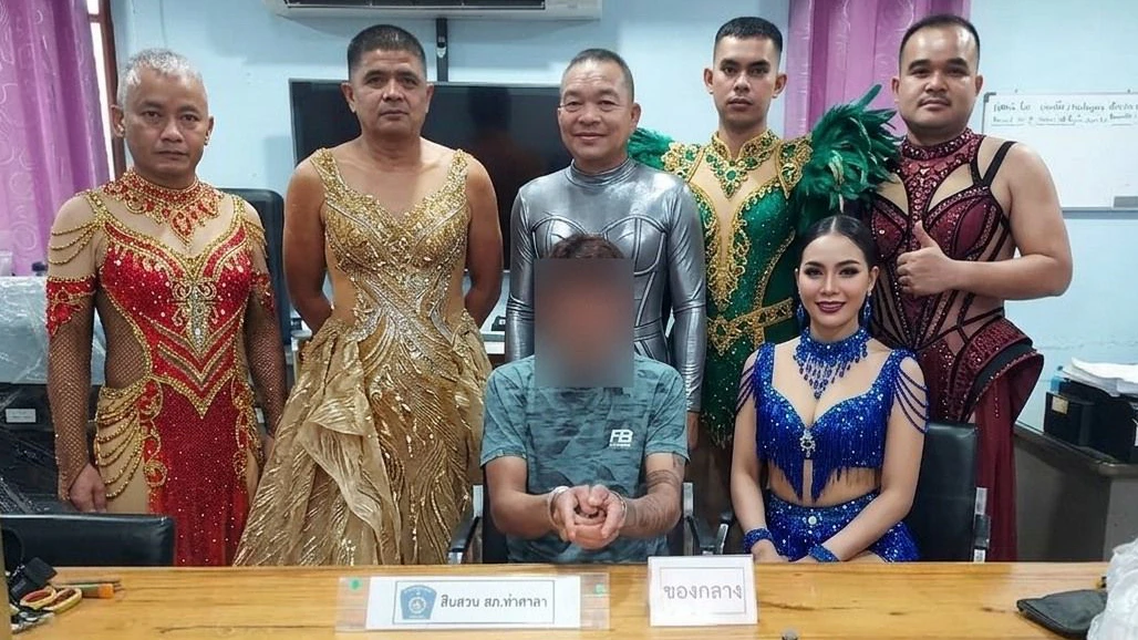 Als Drag Queens verkleidet schnappten fünf Beamte sowie eine Beamtin einen Drogendealer auf einer Straßenparade in der thailändischen Stadt Tha Luang