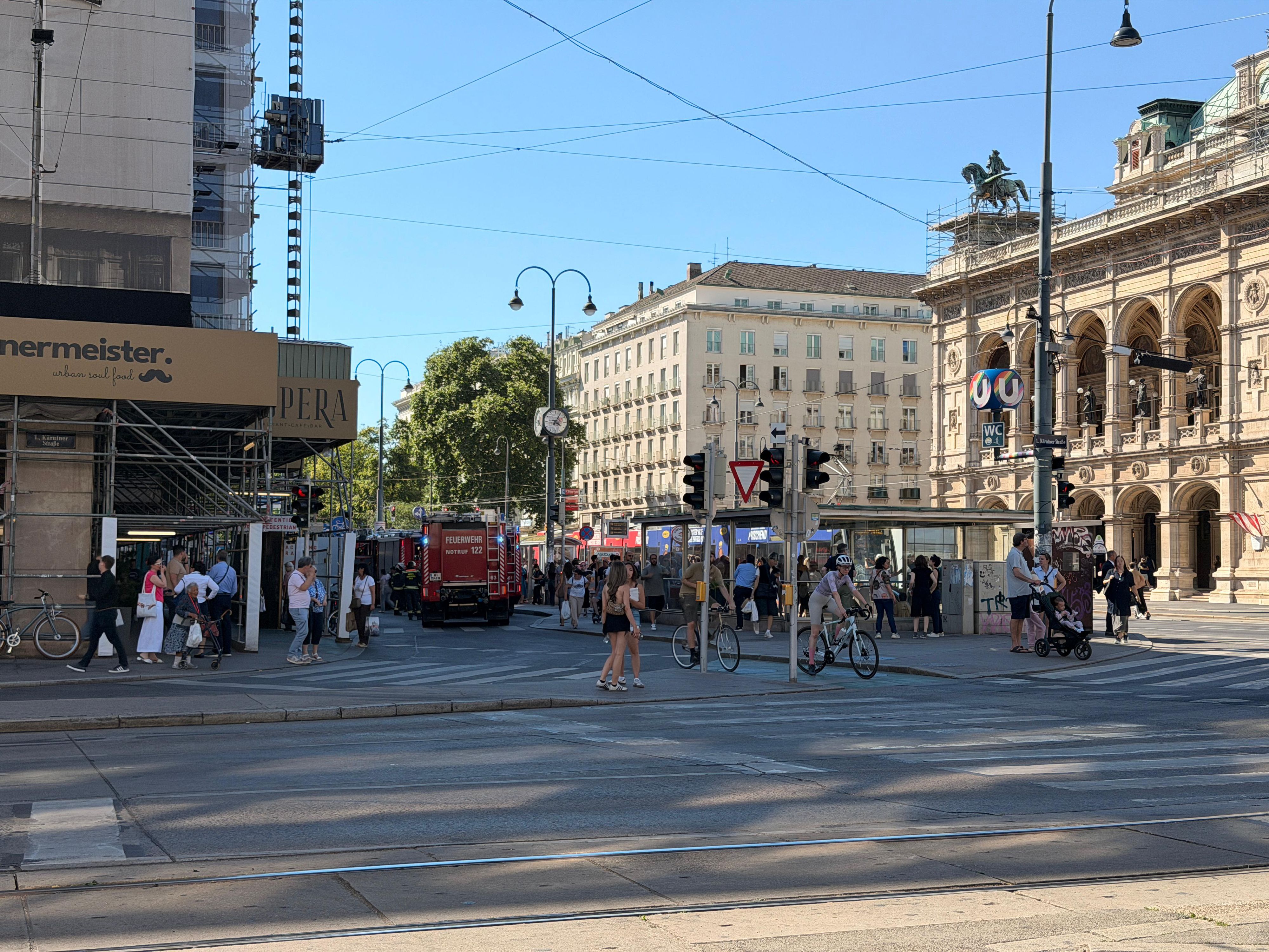 Einsatzkräfte der Wiener Berufsfeuerwehr löschten vor Ort.