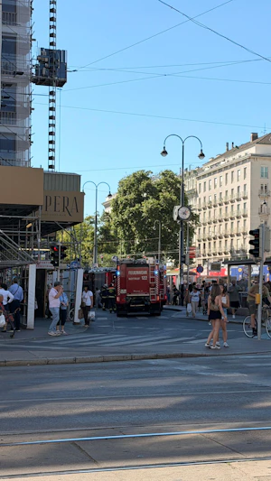 Brand in der Wiener Innenstadt: Feuerwehr-Einsatz vor der Staatsoper sorgt für Verkehrsbehinderungen, Öffis und Opernring betroffen.