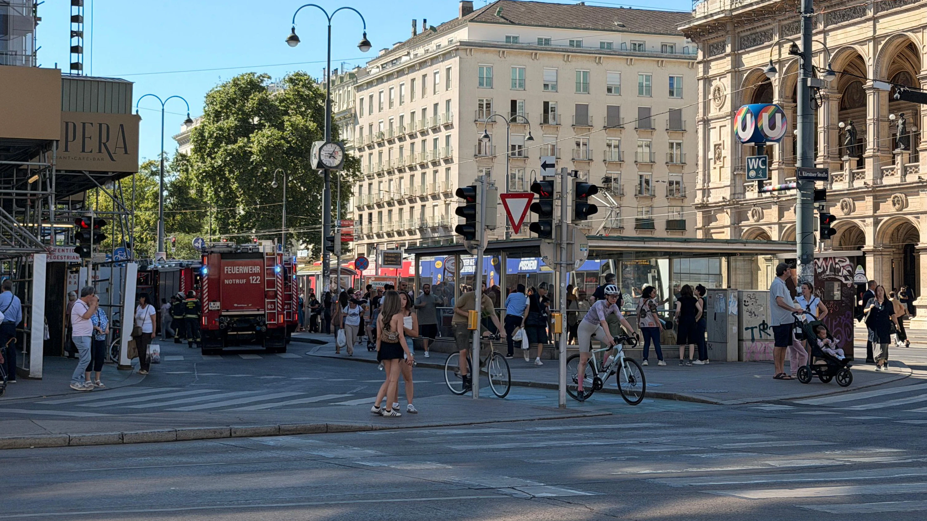 Einsatzkräfte der Wiener Berufsfeuerwehr löschten vor Ort.