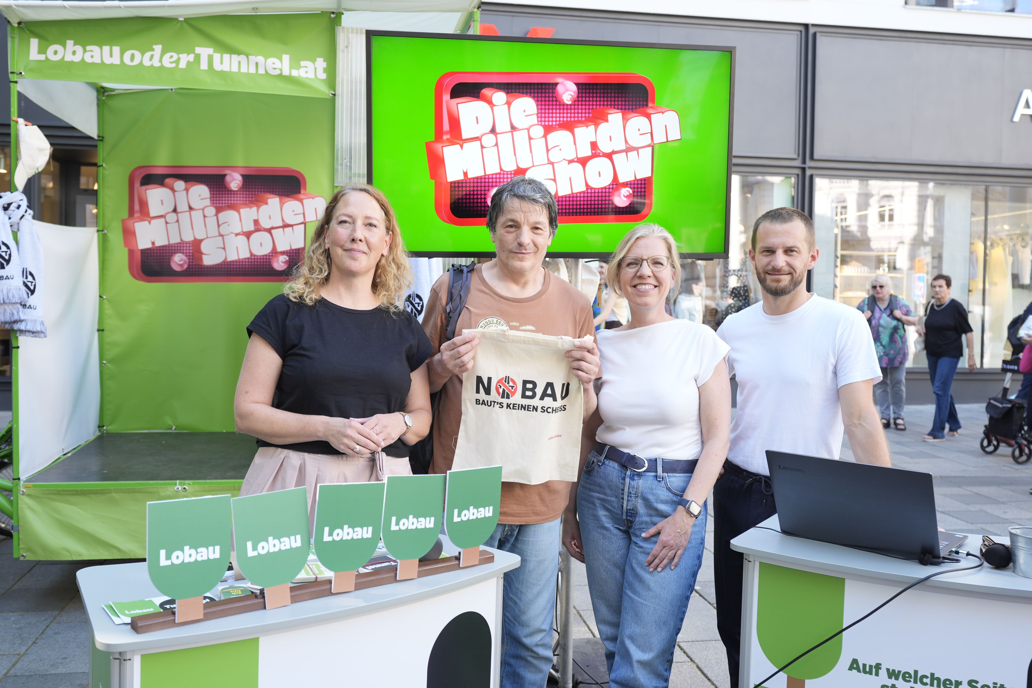 Grünen-Bundesvorsitzende Leonore Gewessler und die Wiener Grünen-Chefs Judith Pühringer und Peter Kraus moderierten auf der Mariahilfer Straße die Lobau-