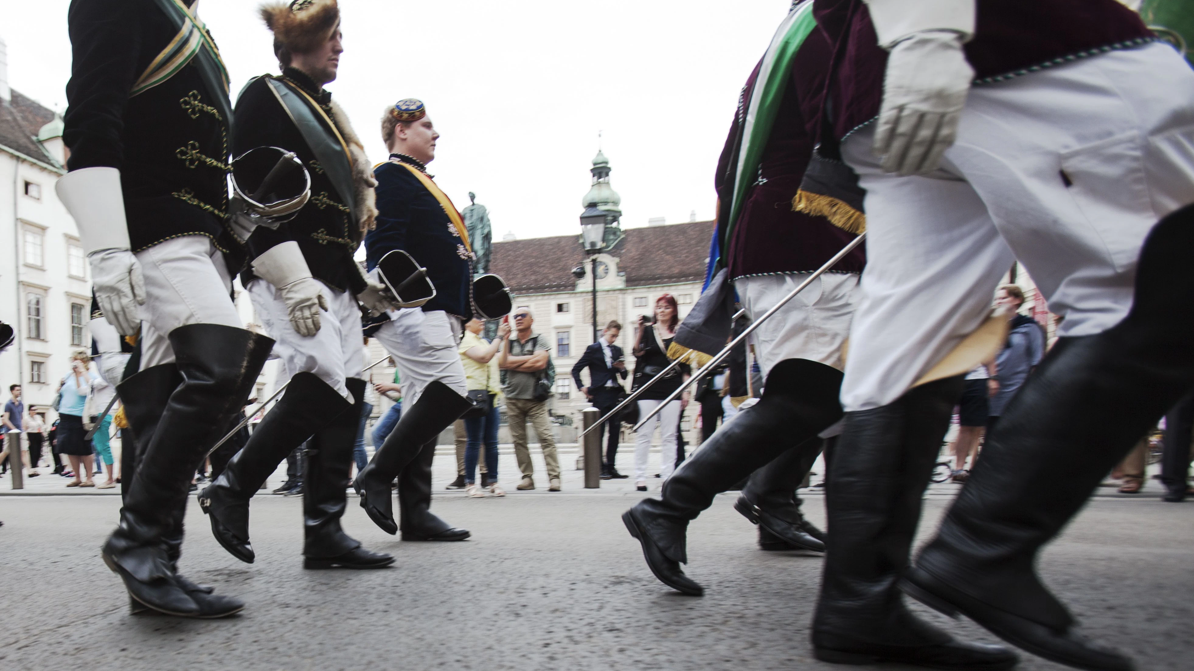 Mittglieder des katholischen Mittelschüler - Kartell - Verband in der Hofburg während einer Prozession von Heldenplatz zum Stephansdom anlässlich des 75.sten Jahres Treffens (Penällertag) im Coleur und Kappe (Deckel) in Wien, Österreich am 04. Juni 2017. Der Mittelschüler-Kartell-Verband der katholischen, farbentragenden Studentenkorporationen Österreichs (MKV) ist der Dachverband der katholischen Schülerverbindungen an allgemeinbildenden und berufsbildenden höheren Schulen Österreichs (Wikipedia). /// Of the Catholic middle school - cartel - association in the Hofburg during a procession from Heldenplatz to St. Stephan 's Cathedral on the occasion of the 75th year meeting (penal day) in Coleur and cap (cover) in Vienna, Austria on June 4th 2017. The middle- Association of Catholic, color-bearing student corporations of Austria (MKV) is the umbrella organization of the Catholic pupil connections at general educational and vocational higher schools of Austria (Wikipedia).  _