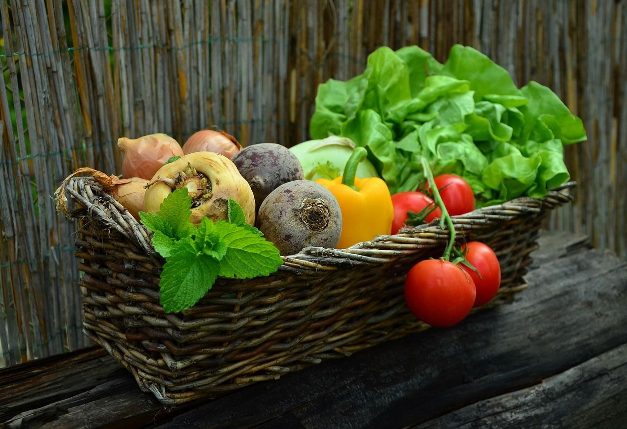 Obst und Gemüse lagert man bei Hitze am besten unverpackt, da sich in Kunststoffverpackungen Kondenswasser bildet und die Früchte schneller schimmeln.