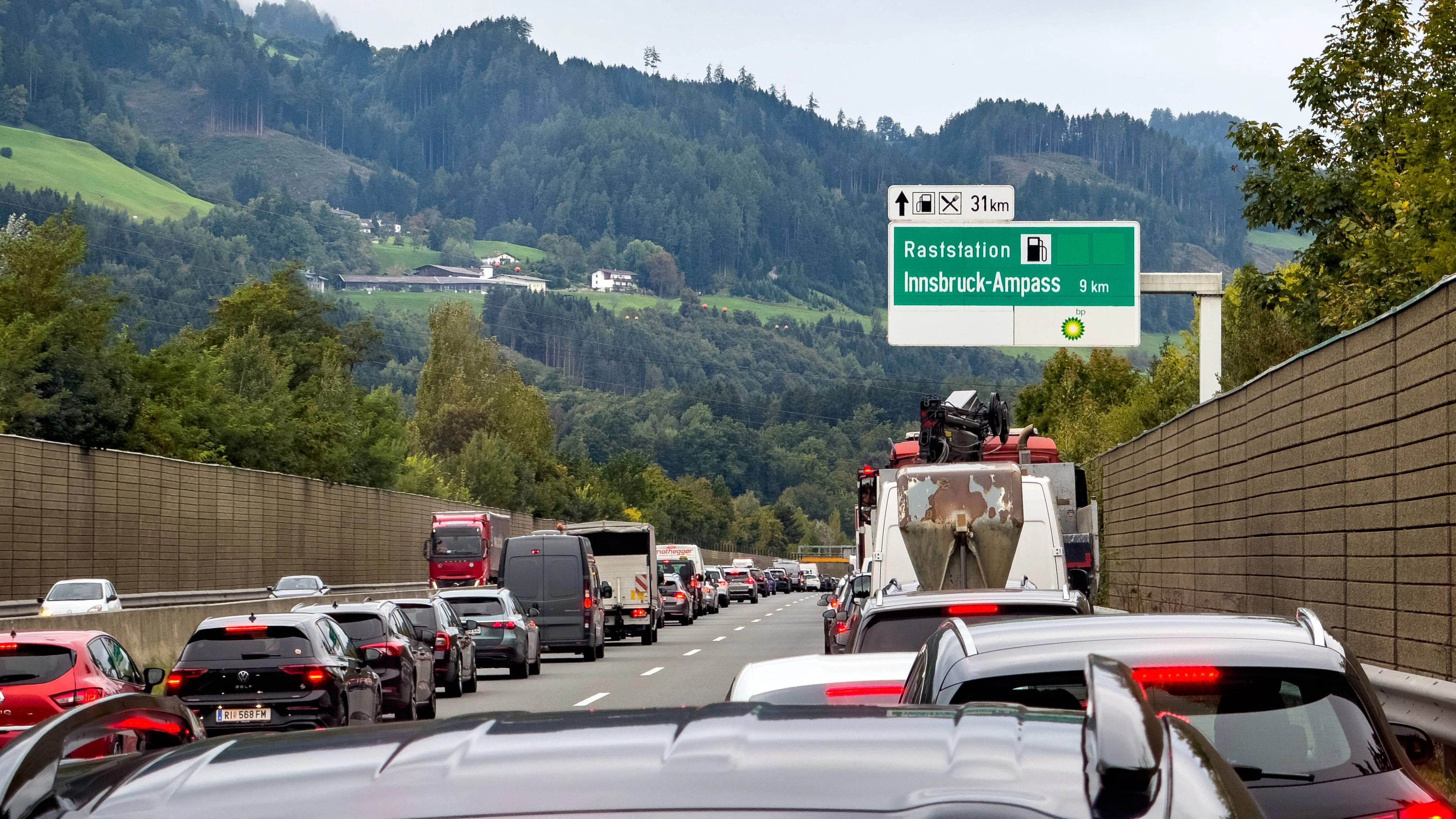Innsbruck, Tirol, Österreich, Europa, Stau auf der Autobahn A12 Inntalautobahn, Verkehrskollaps, Reisewelle, Reiseverkehr, Raststation Innsbruck-Ampass, kilometerlanger Rückstau, Ferienreiseverkehr, Transitroute Brenner, Lkw und Pkw im Stau, Verkehrssicherheit, Transitbelastung Alpenregion, Tourismus, Klimaschutz-Debatte, Infrastrukturprobleme, Energiepreise, Europaweiter Reiseverkehr, Pendlerstau, Mobilität. *** Innsbruck, Tyrol, Austria, Europe, traffic jam on the A12 Inntalautobahn, traffic collapse, travel wave, travel traffic, Innsbruck Ampass rest stop, kilometer-long traffic jam, vacation traffic, Brenner transit route, trucks and cars in traffic jams, road safety, transit congestion in the Alpine region, tourism, climate prot Copyright: xJOERANxSTEINSIEKx