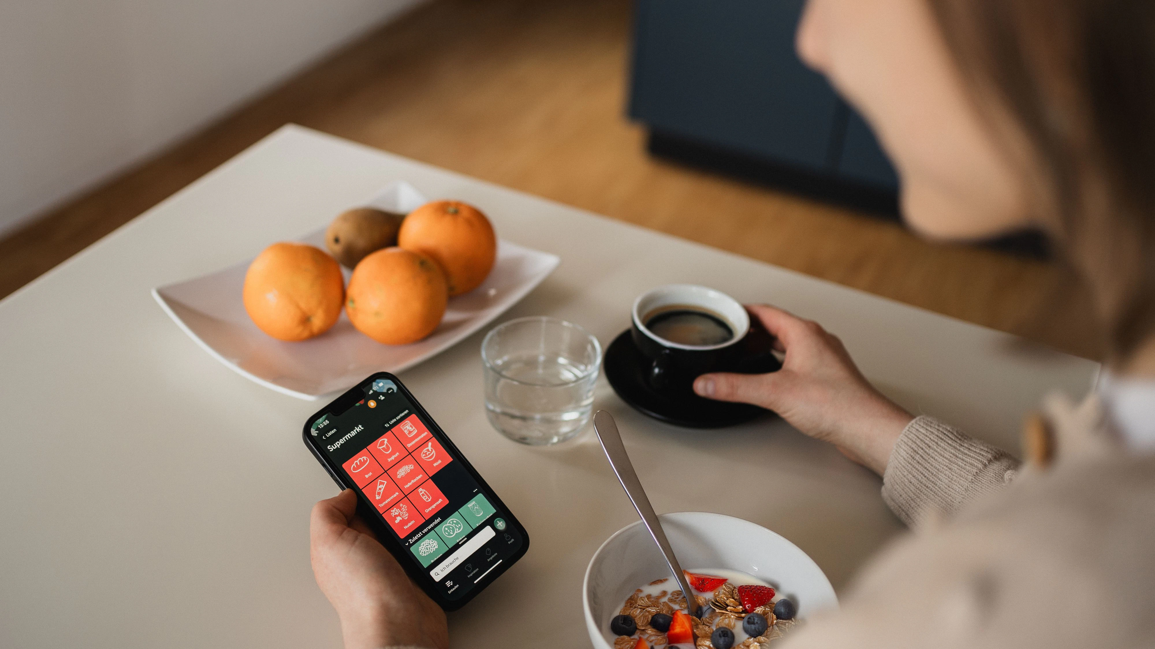Fast jede Zweite und jeder Zweiter nutzt die Bring!-App in der Einkaufsplanung, um gezielt Angebote für Vorratskäufe zu finden.