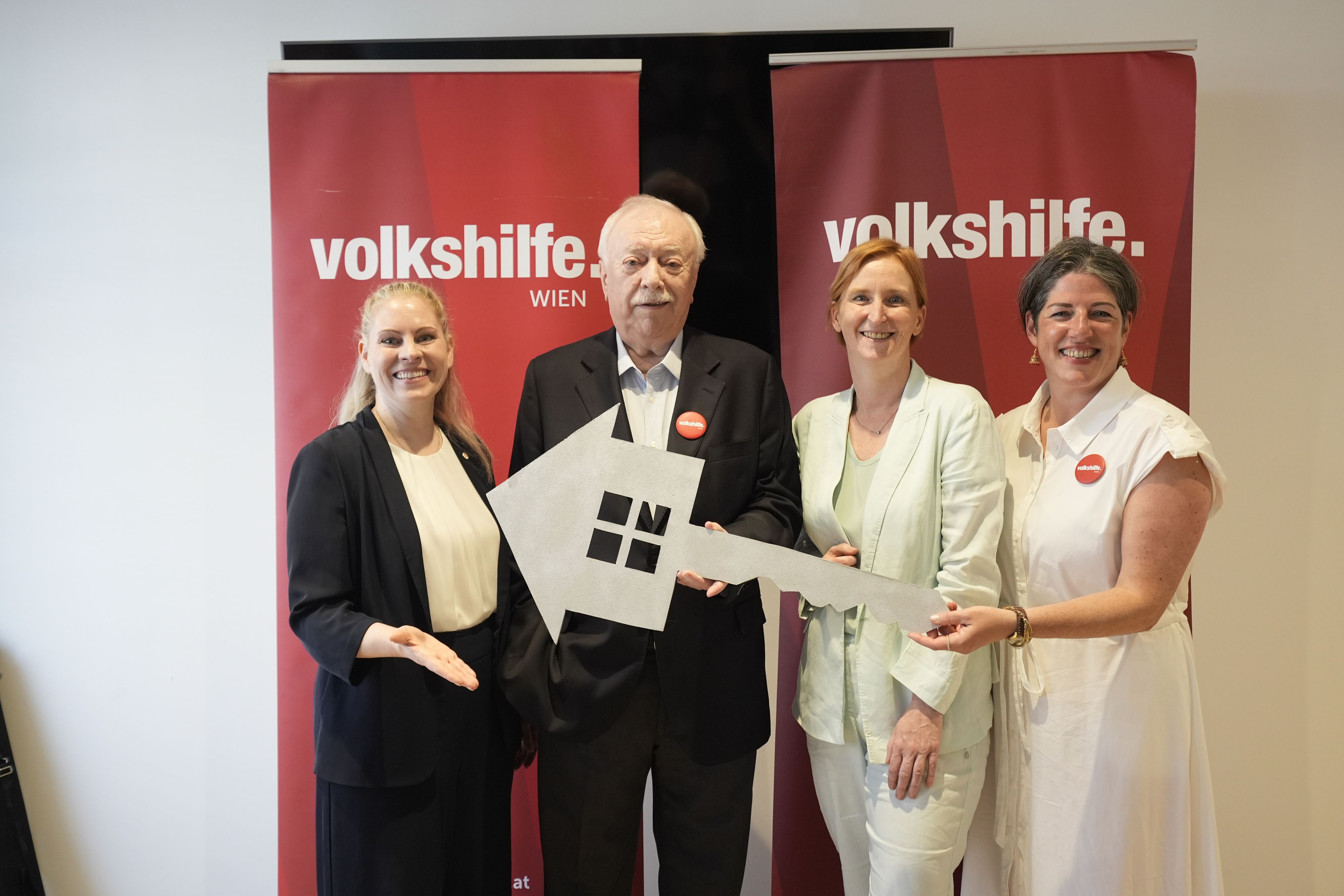 (v.l.) Susanne Winkler (FSW), Altbürgermeister Michael Häupl, Stadträtin Elke Hanel-Torsch und Tanja Wehsely (Volkshilfe Wien)