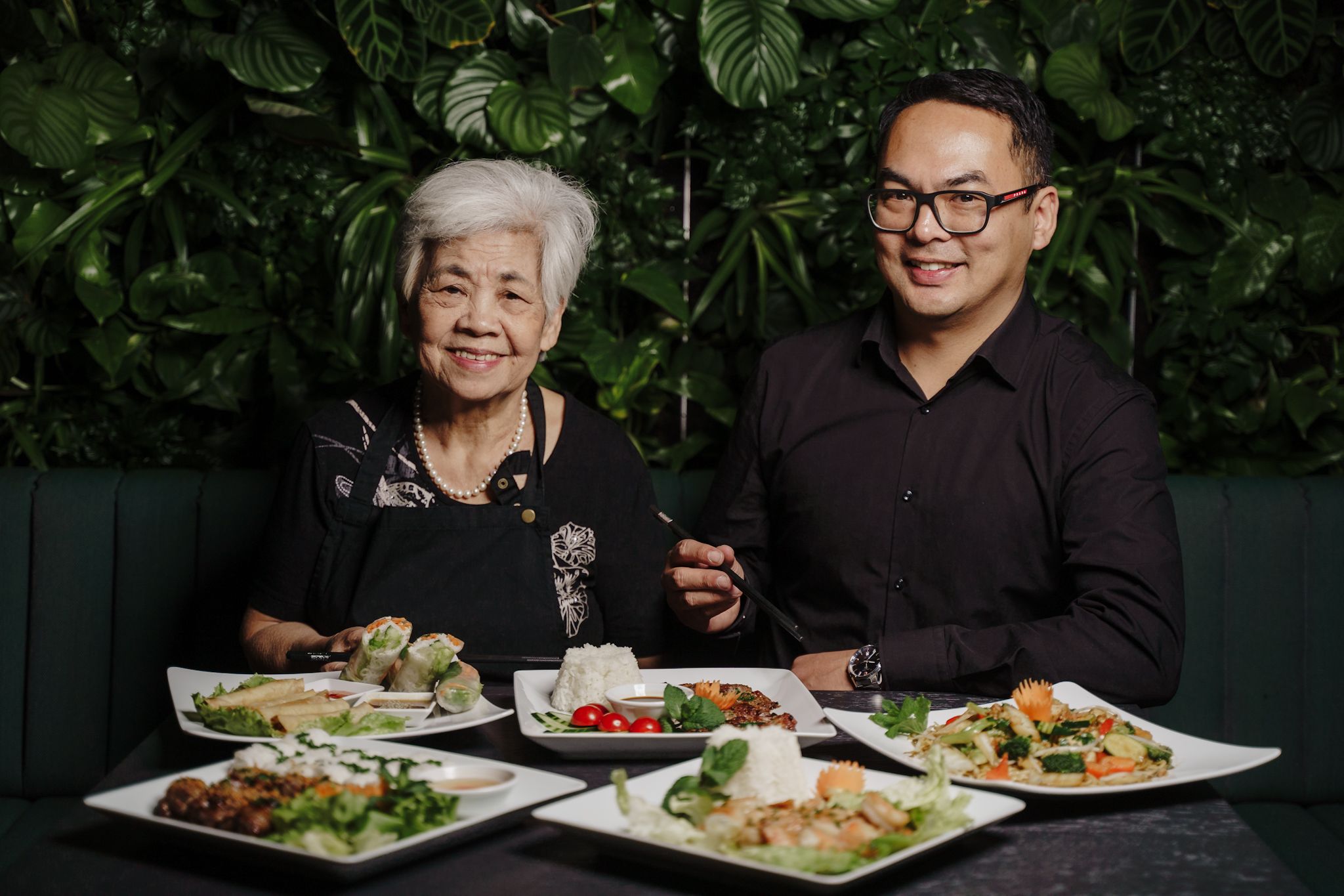 In der Küche steht mit der 85-jährigen <strong>Thi Ba Nguyen</strong> zwar noch immer die älteste Haubenköchin der Welt, längst ist aber ihr Sohn <strong>Robert</strong> für die Kulinarik verantwortlich.