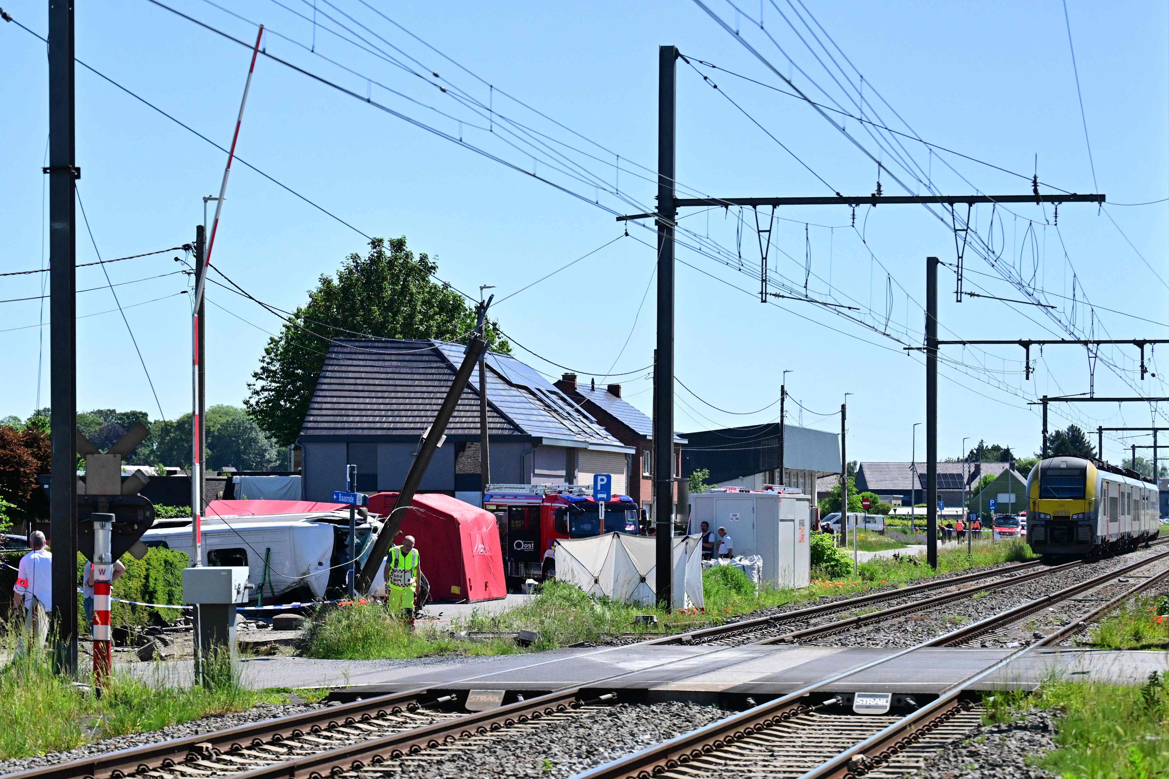 Ein Großaufgebot der Einsatzkräfte ist am Unfallort.