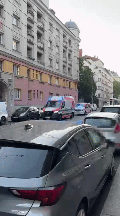 Gegen 5.30 Uhr befanden sich mehrere Einsatzfahrzeuge der Rettung und Polizei.