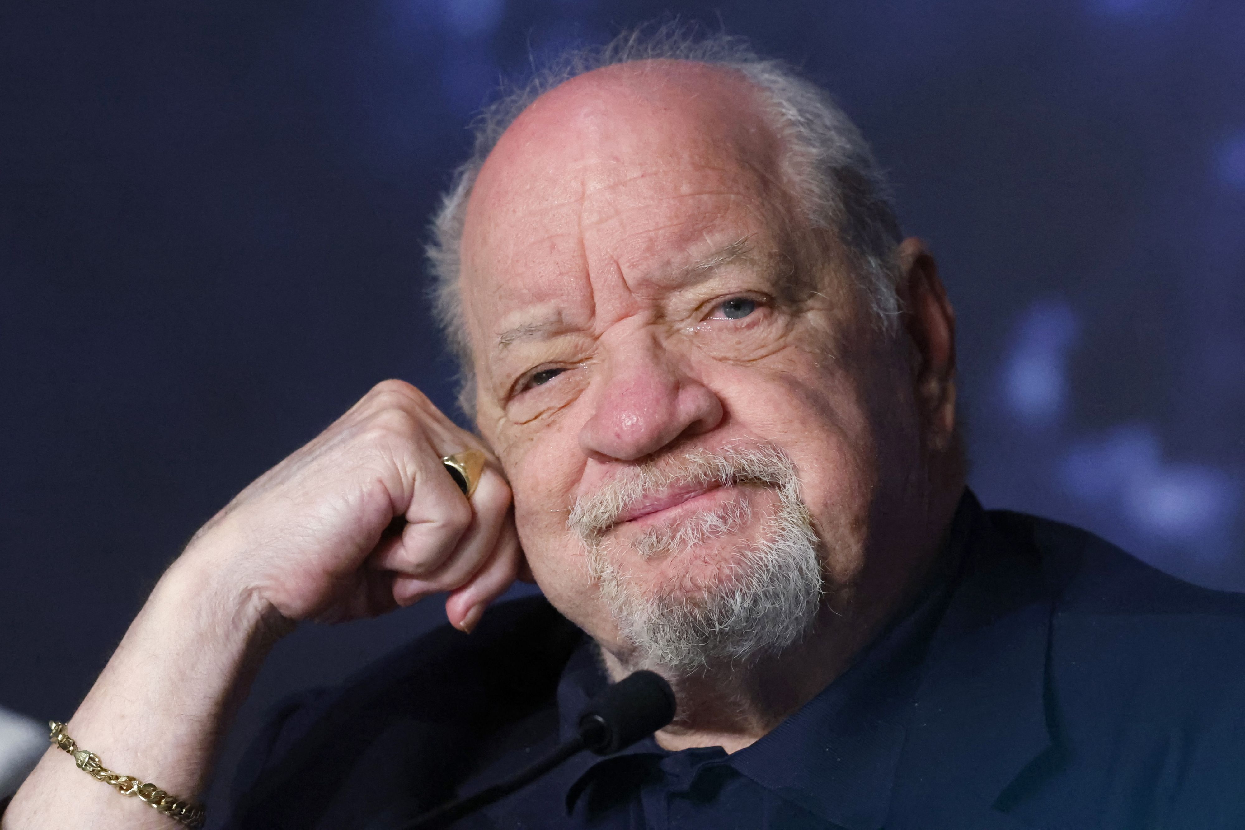 Seine KI-Freundin hat die Beziehung mit Paul Schrader beendet.