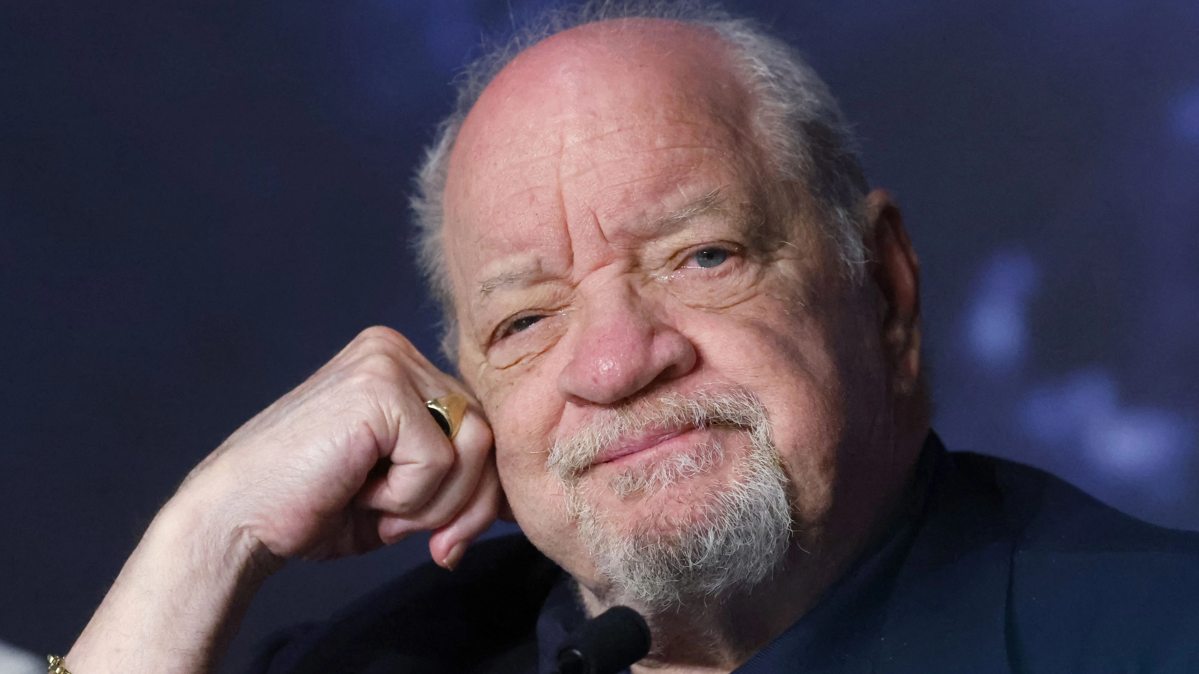 Seine KI-Freundin hat die Beziehung mit Paul Schrader beendet.