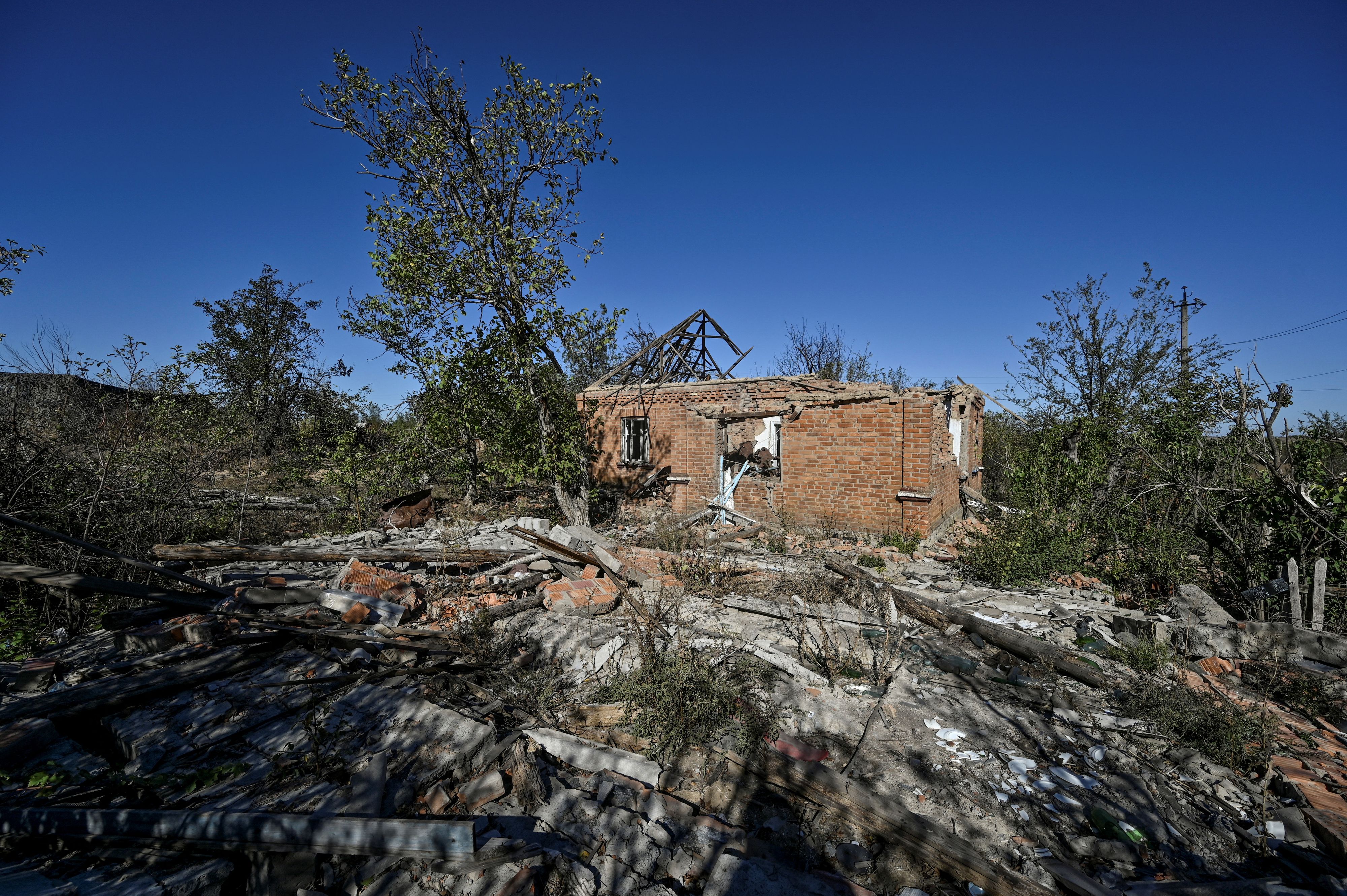Ein zerstörtes Haus im Dorf Mala Tokmachka im Oktober 2024. Seit mehr als 1500 Tagen versucht die russische Armee, die kleine Ortschaft zu erobern. Tausende Soldaten sollen dabei bereits gestorben sein.