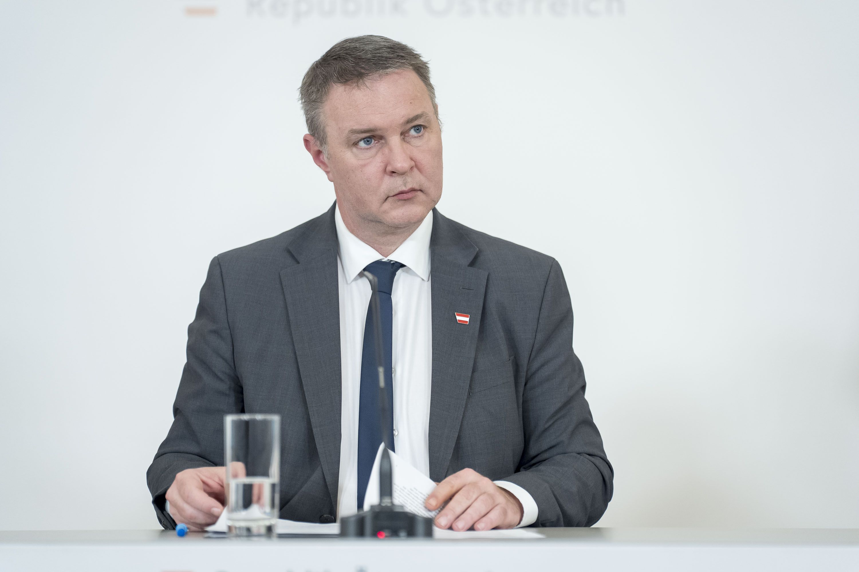 Andreas Babler hat die Kosten für externe Verträge bekannt gegeben.