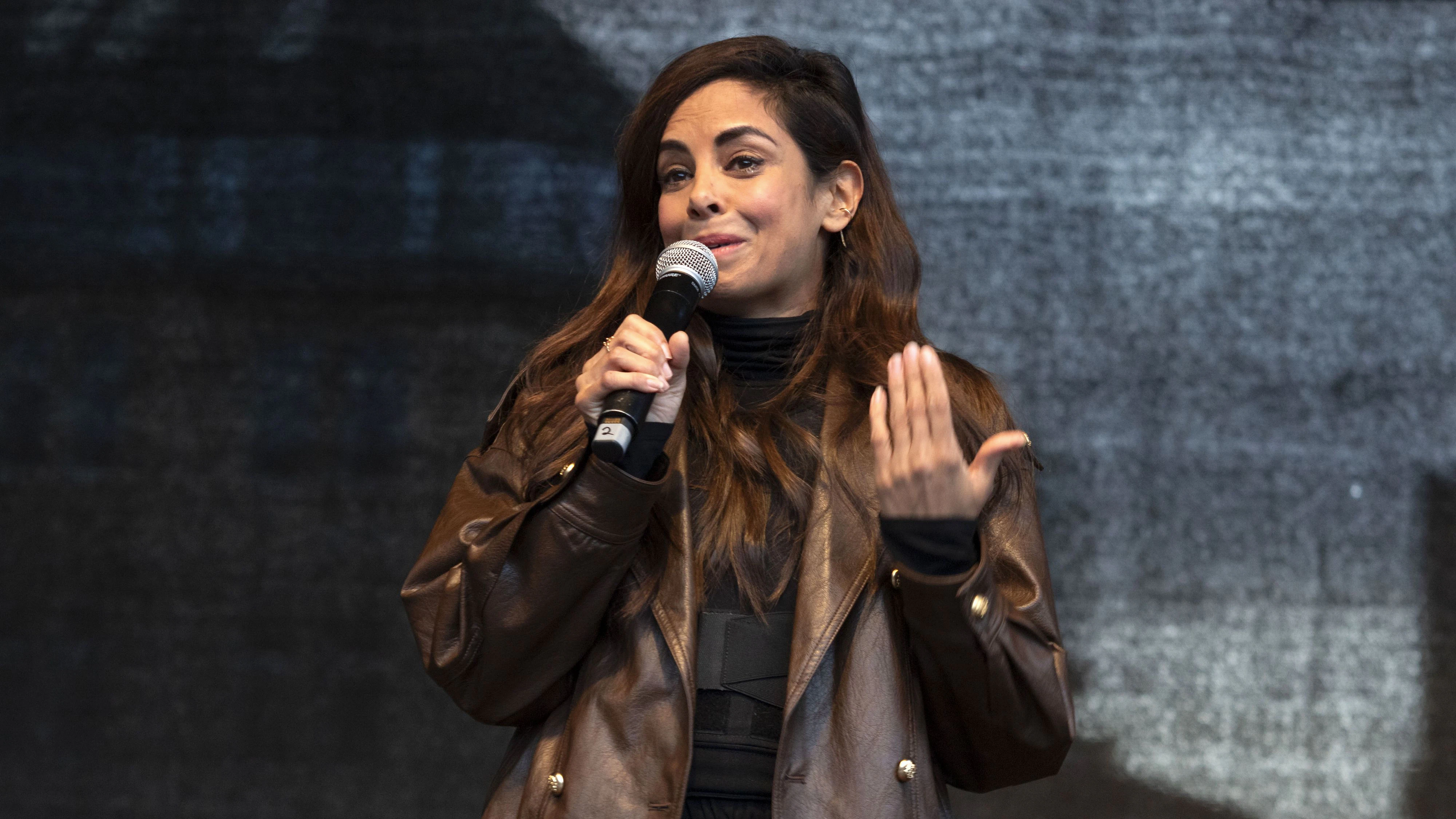 Collien Fernandes bei der Demonstration gegen sexualisierte Gewalt unter dem Motto 'Es reicht! Die Scham muss die Seite wechseln.' in Hamburg.