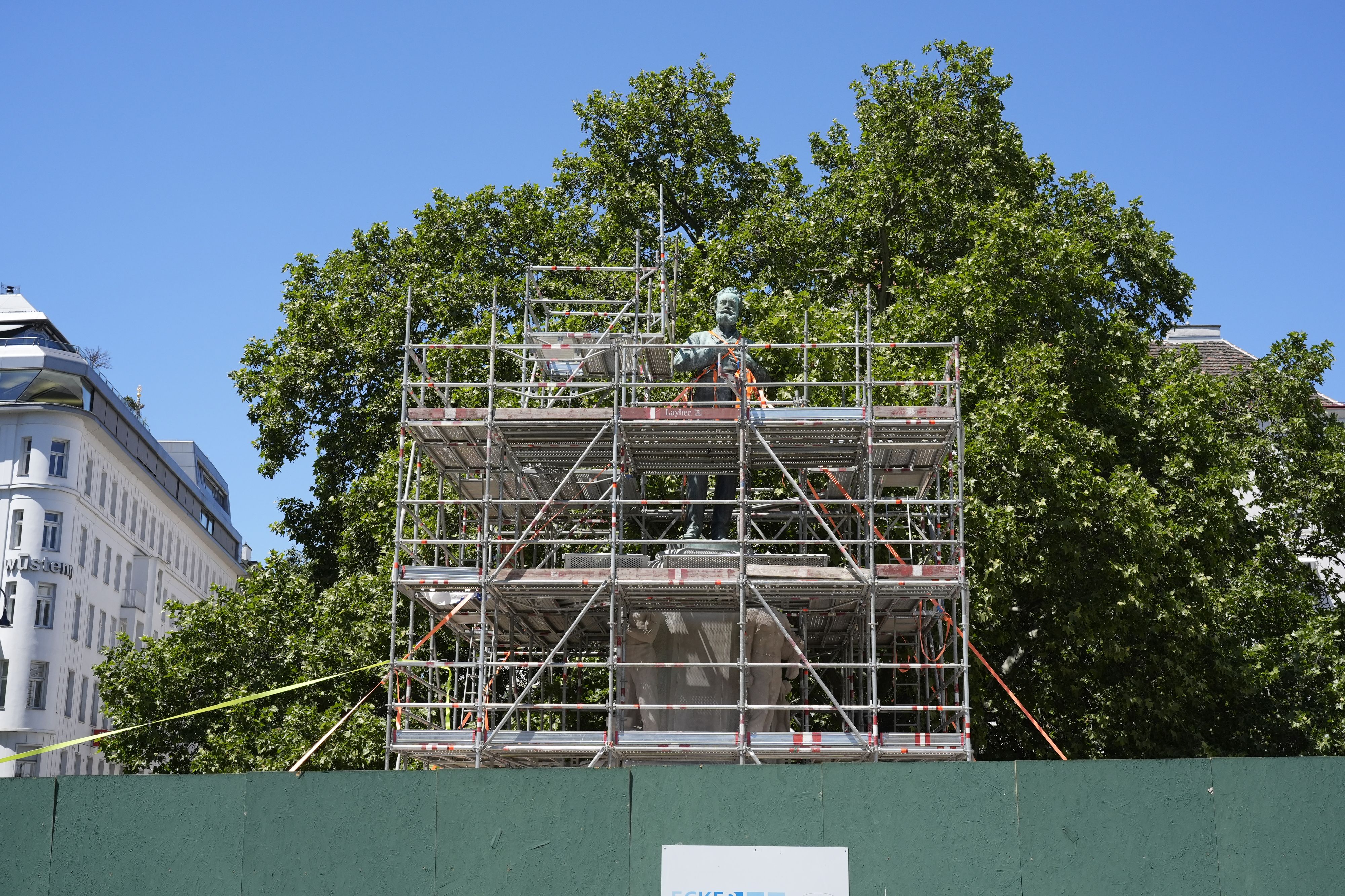 Das umstrittene Lueger-Denkmal wurde am Dienstag wieder aufgestellt und ist bereits um 3,5 Grad gekippt.