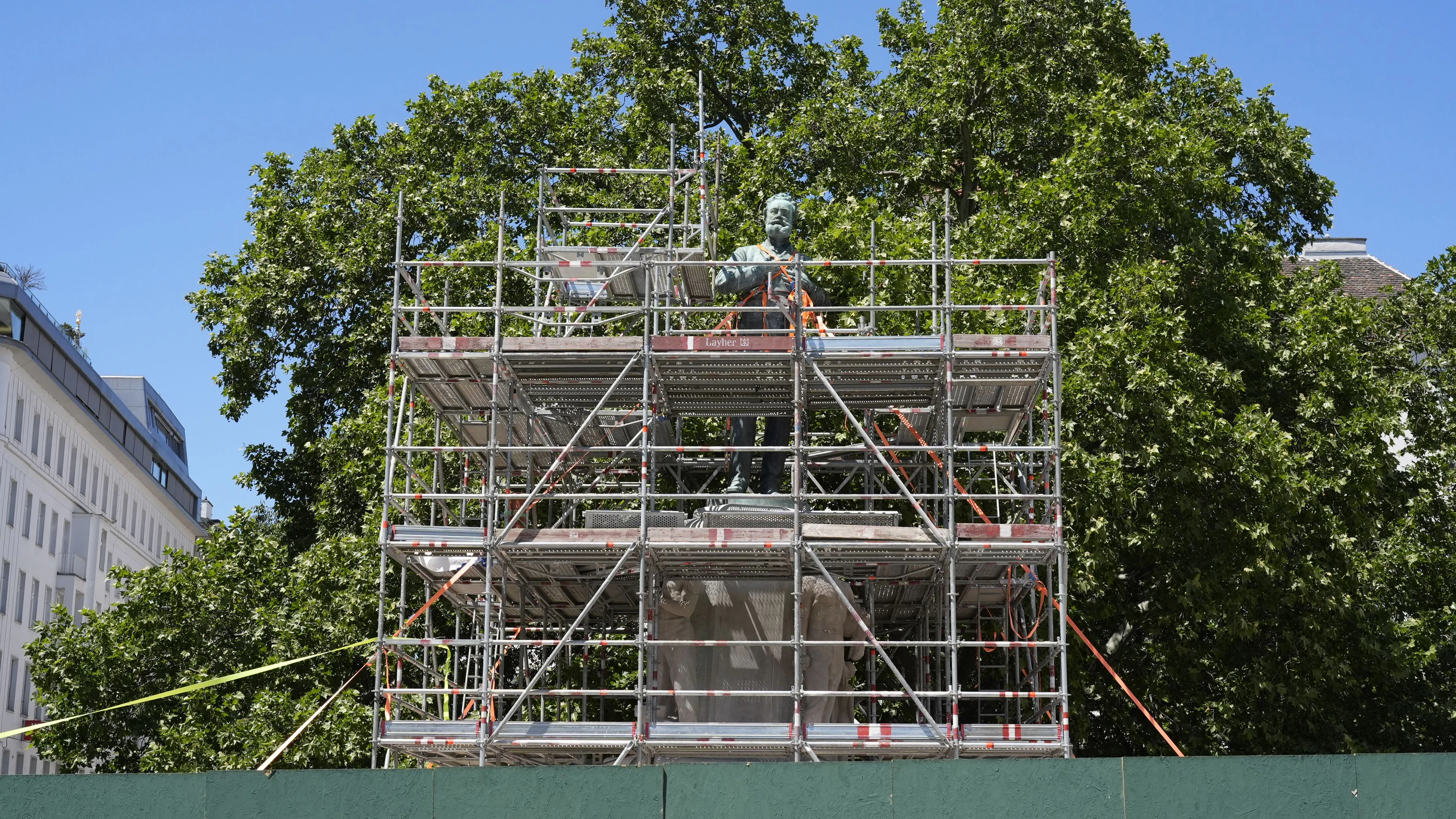 Das umstrittene Lueger-Denkmal wurde am Dienstag wieder aufgestellt und ist bereits um 3,5 Grad gekippt.