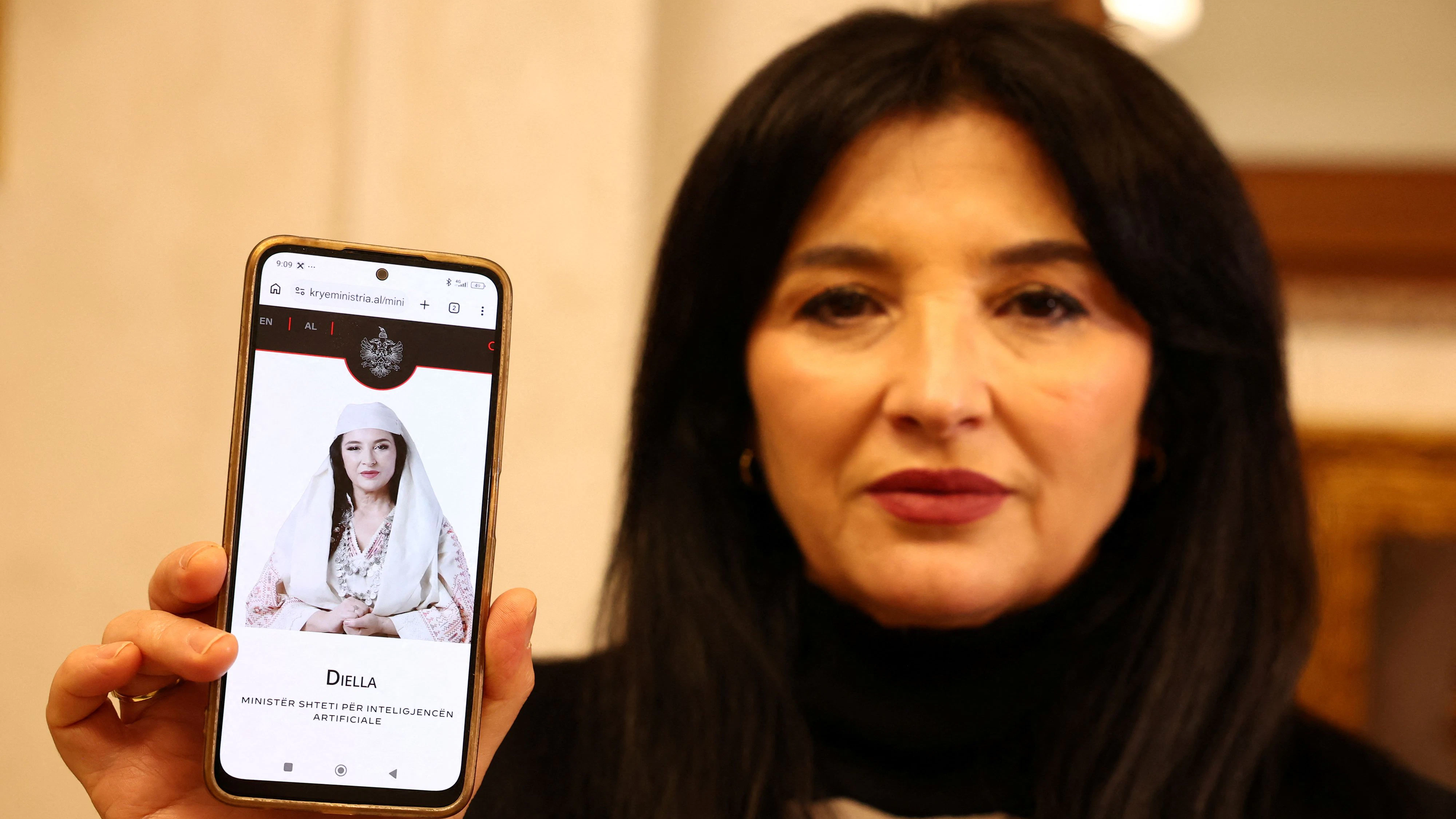 Schauspielerin Anila Bisha lieh dem KI-Bot ihr Gesicht und ihre Stimme.