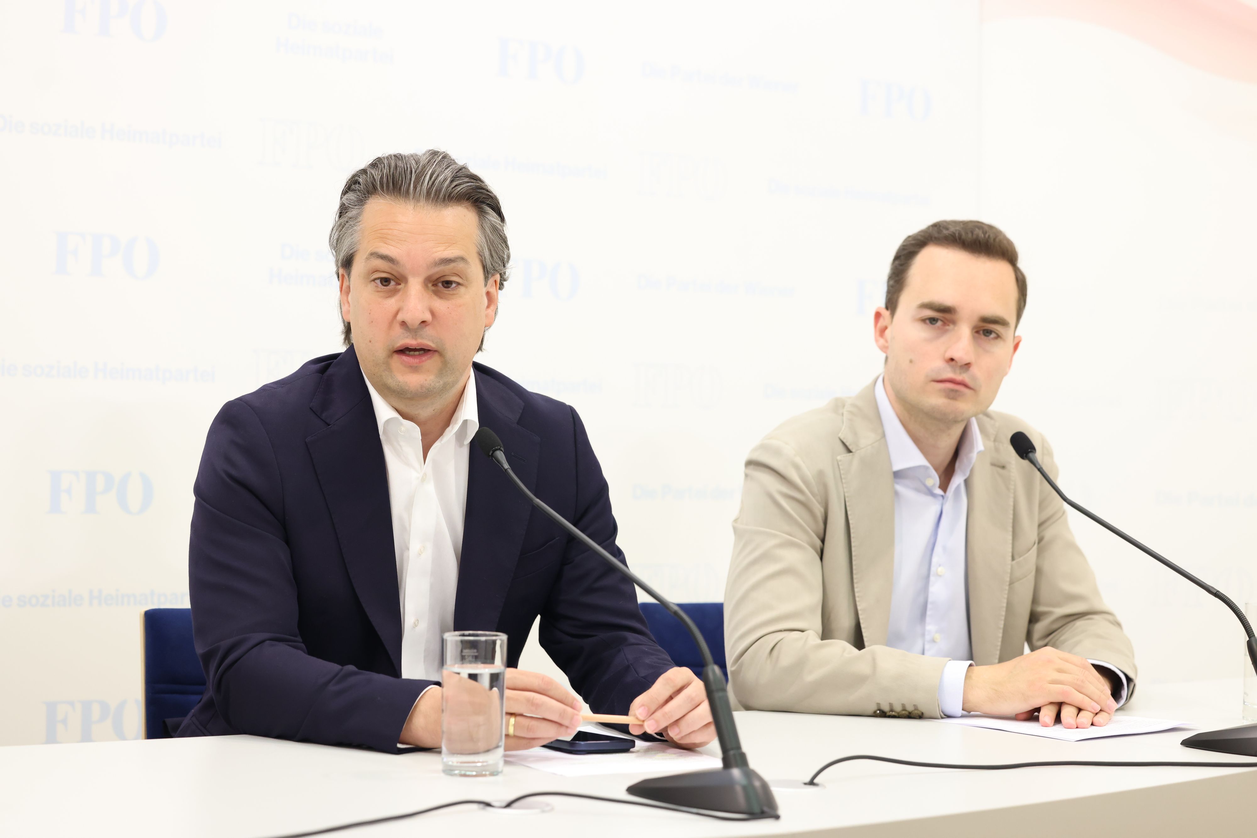 Wiens FPÖ-Chef Dominik Nepp (l.) und sein Klubobmann Maximilian Krauss gehen auf Wien-Tour.