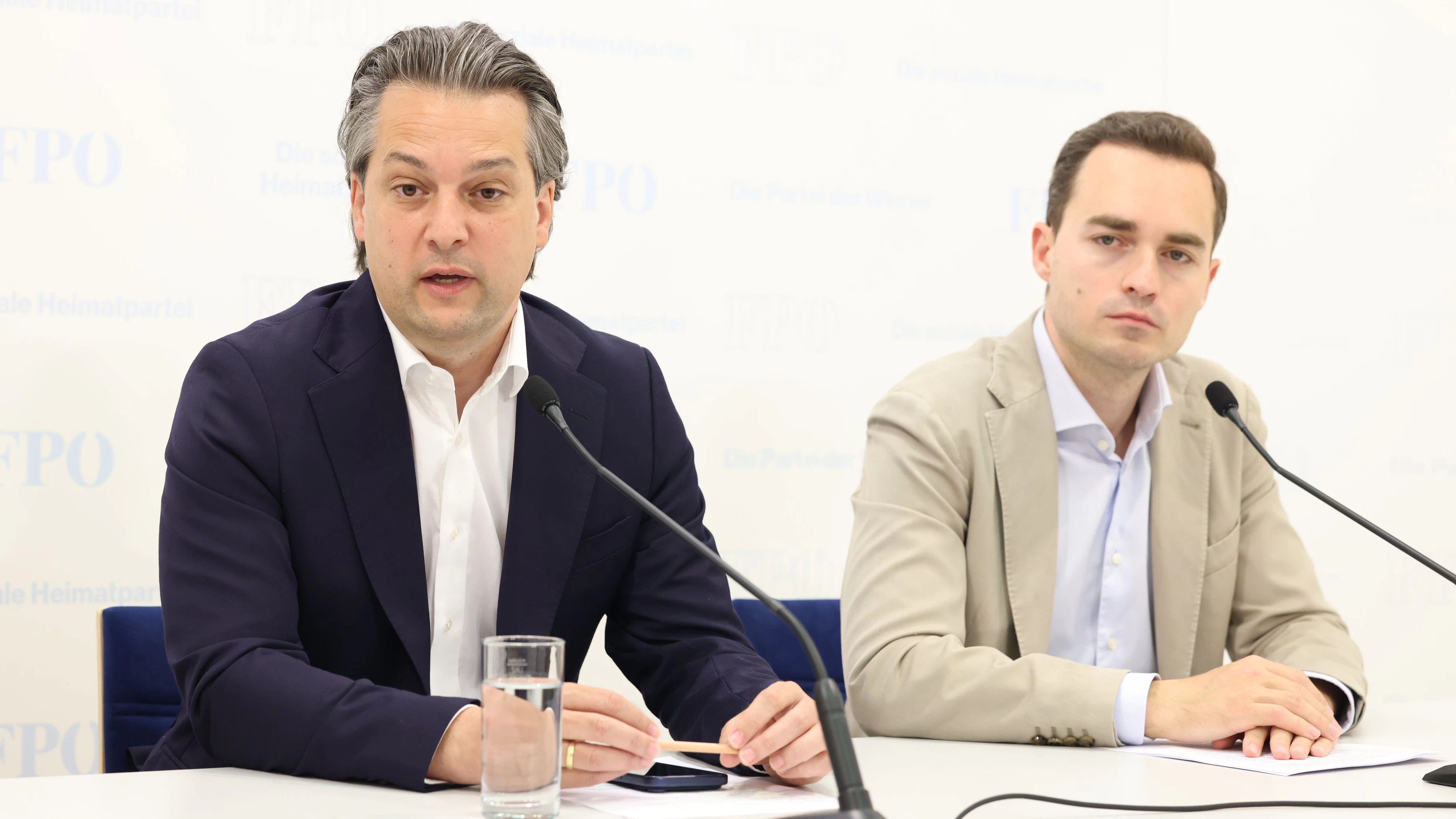 Wiens FPÖ-Chef Dominik Nepp (l.) und sein Klubobmann Maximilian Krauss gehen auf Wien-Tour.