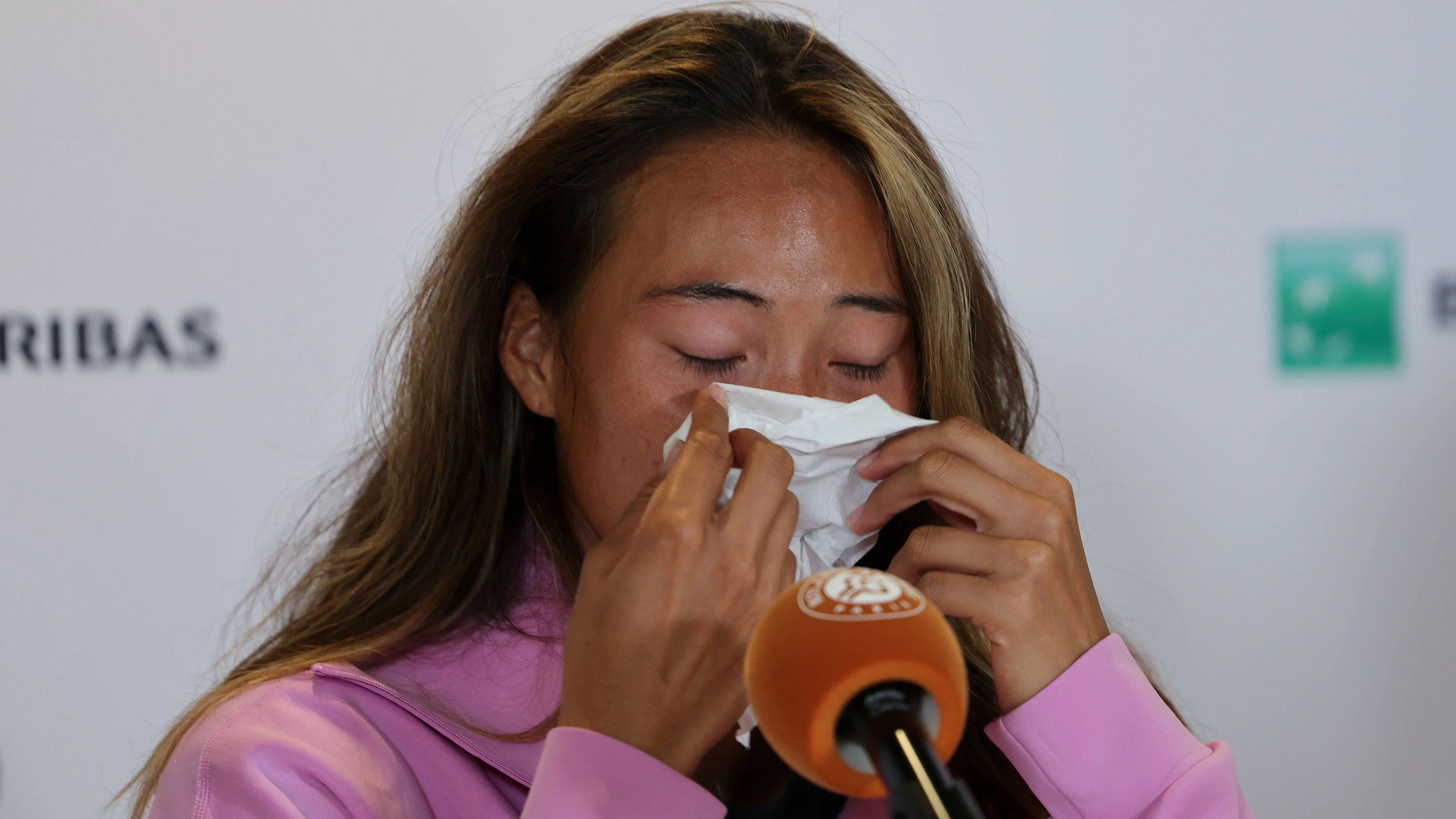 Zheng Qinwen hat in Paris eine Erstrunden-Niederlage kassiert und ist ausgeschieden. 
