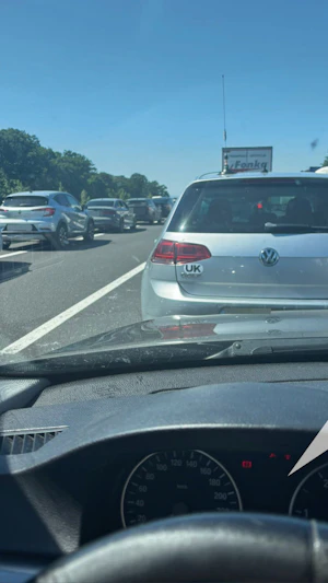 A4-Unfall bei Wien: Schwerer Lkw-Crash sorgt bei Hitze für Mega-Stau und Totalsperre. Die Bergungsarbeiten und Verkehrsbehinderungen dauern an.