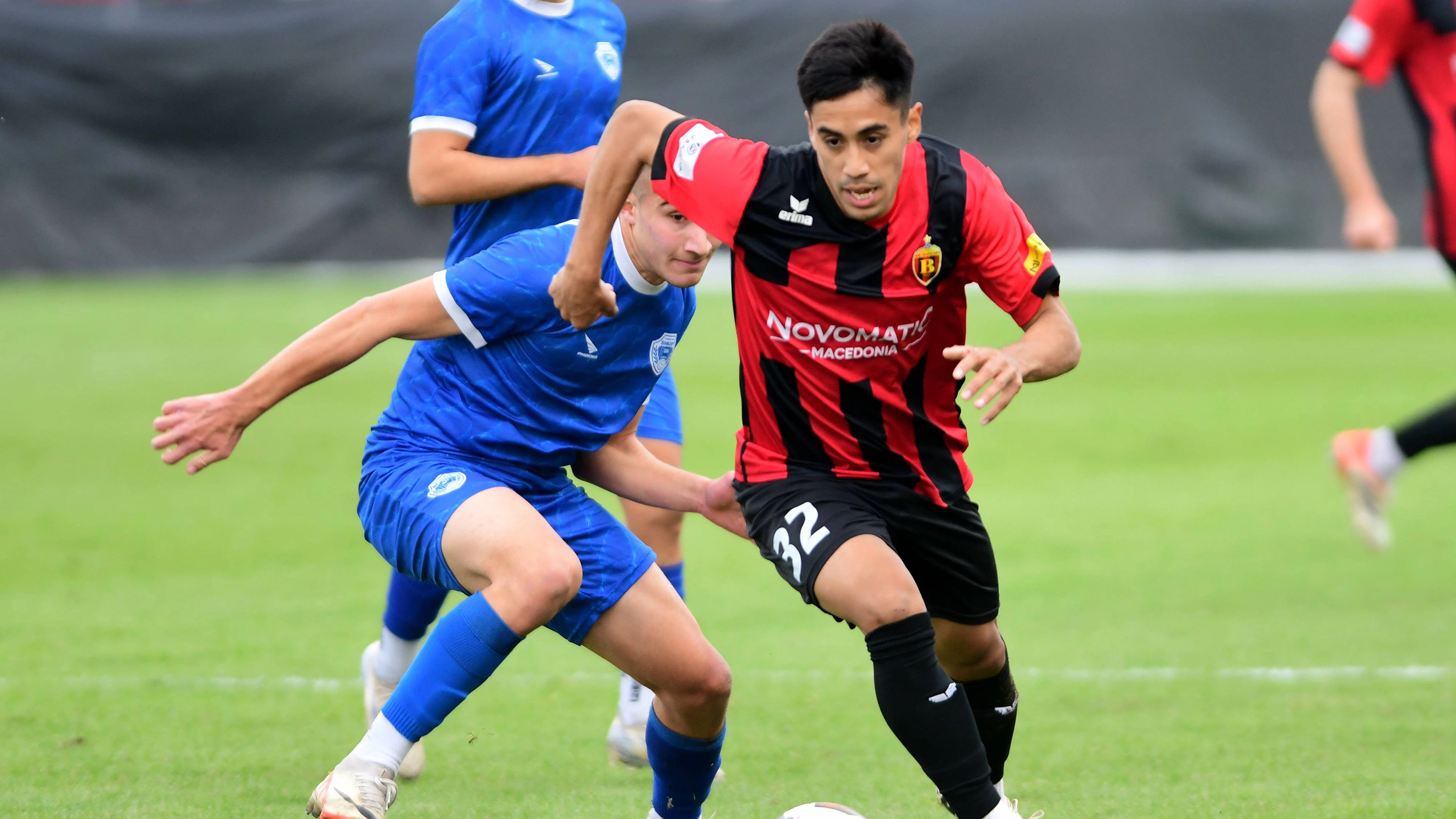 Lorik Sadiku von KF Shkupi (Blau) gegen Vardar Skopje. 