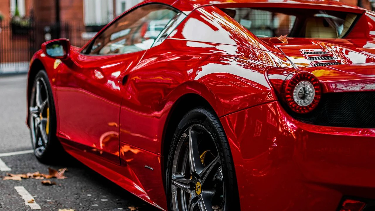 Heute.at - Ferrari zeigt erstes E-Auto – Aktie stürzt ab